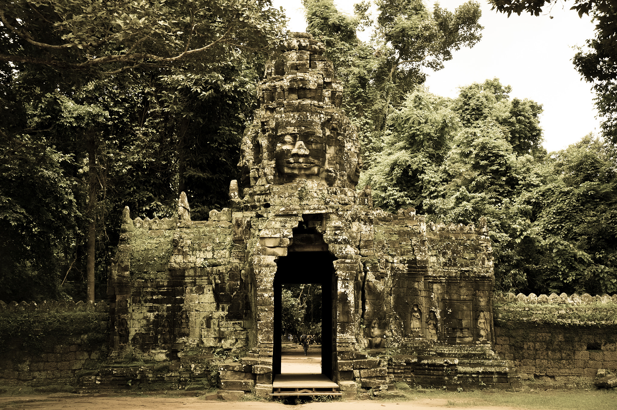 Sony Alpha NEX-5R + Sony E 18-55mm F3.5-5.6 OSS sample photo. Cambodia temple 2 angkor photography