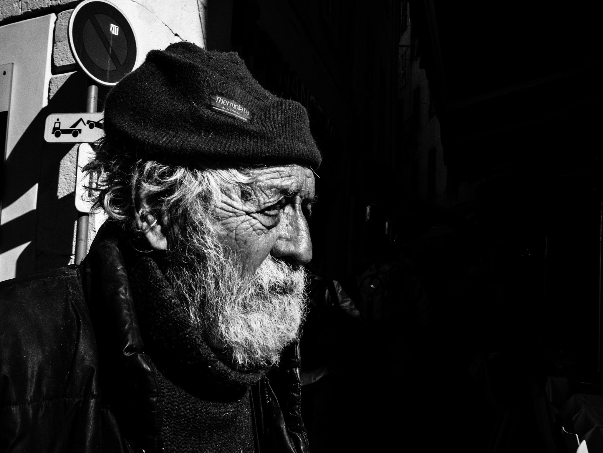 Panasonic Lumix DMC-G85 (Lumix DMC-G80) + LUMIX G 20/F1.7 II sample photo. Old man in the old town photography