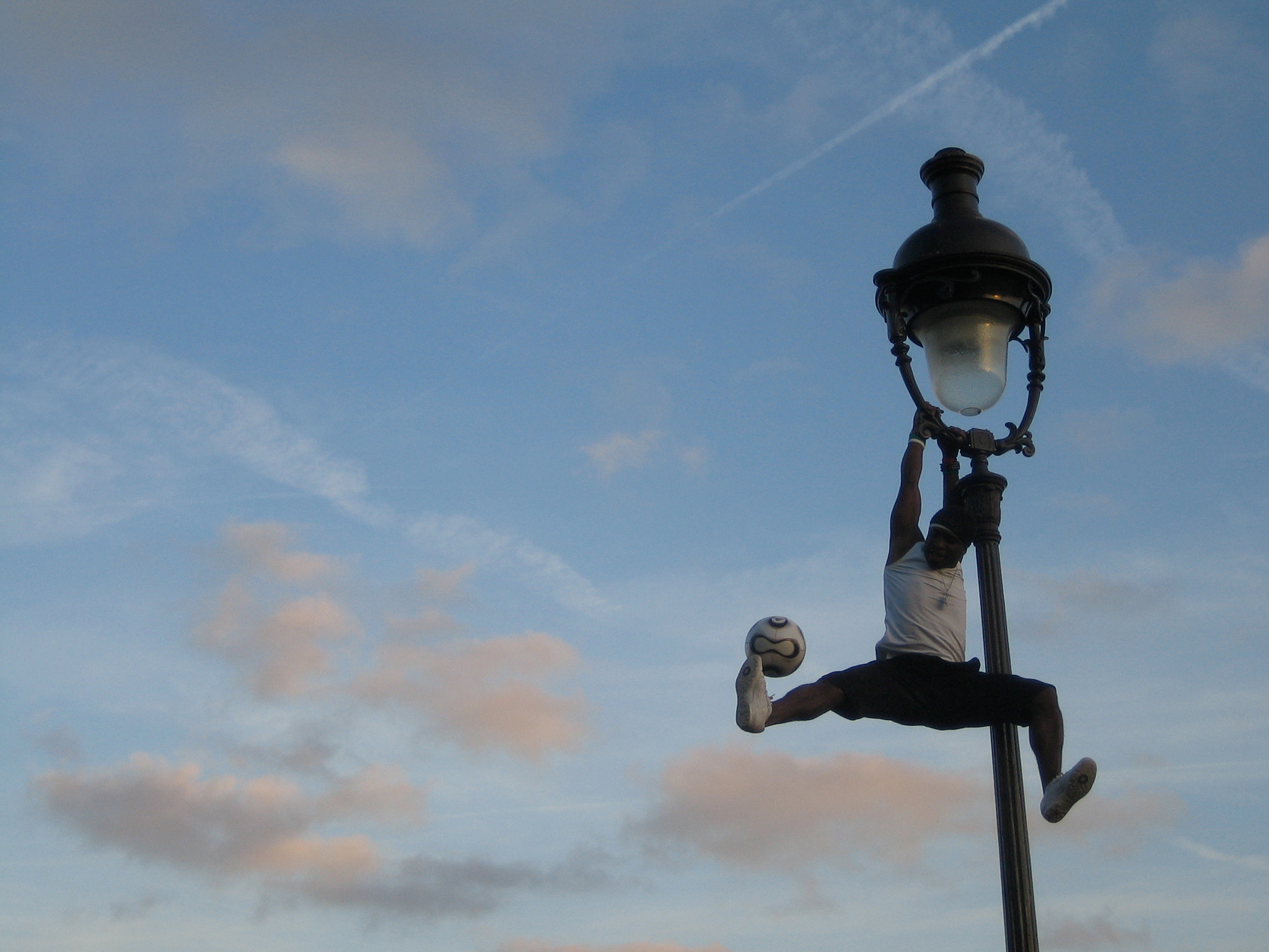 Canon DIGITAL IXUS 40 sample photo. Artist footballer photography
