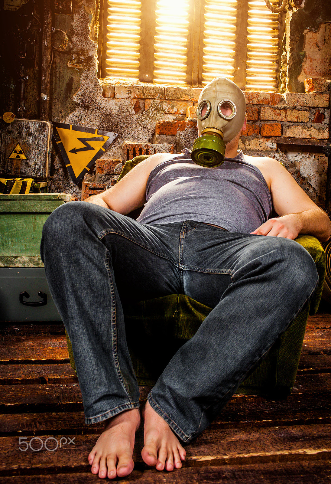 Canon EF 35mm F1.4L USM sample photo. Man in a gas mask photography