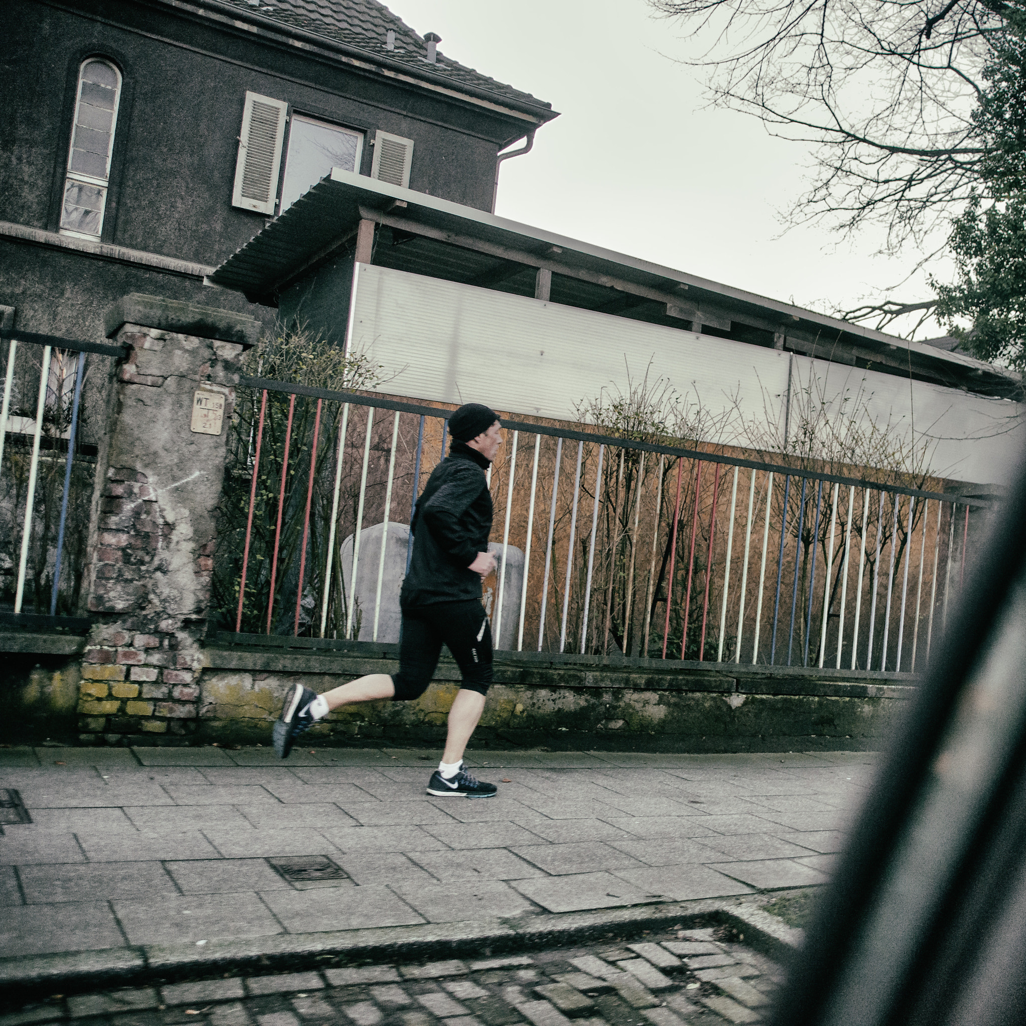 AF Zoom-Nikkor 28-105mm f/3.5-4.5D IF sample photo. Sporty guy photography