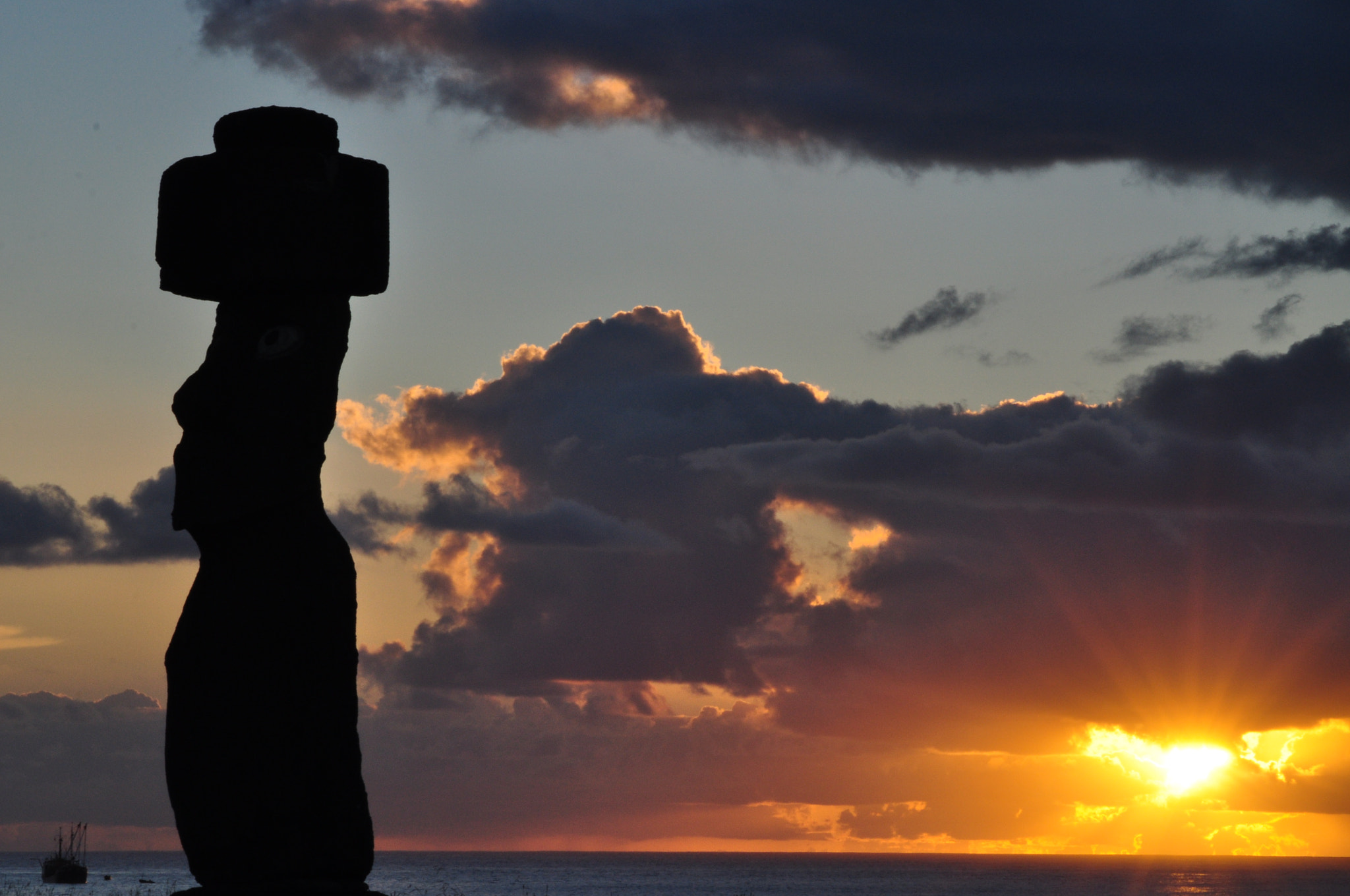 Nikon D5000 + Sigma 70-300mm F4-5.6 APO DG Macro sample photo. Moai sunset photography
