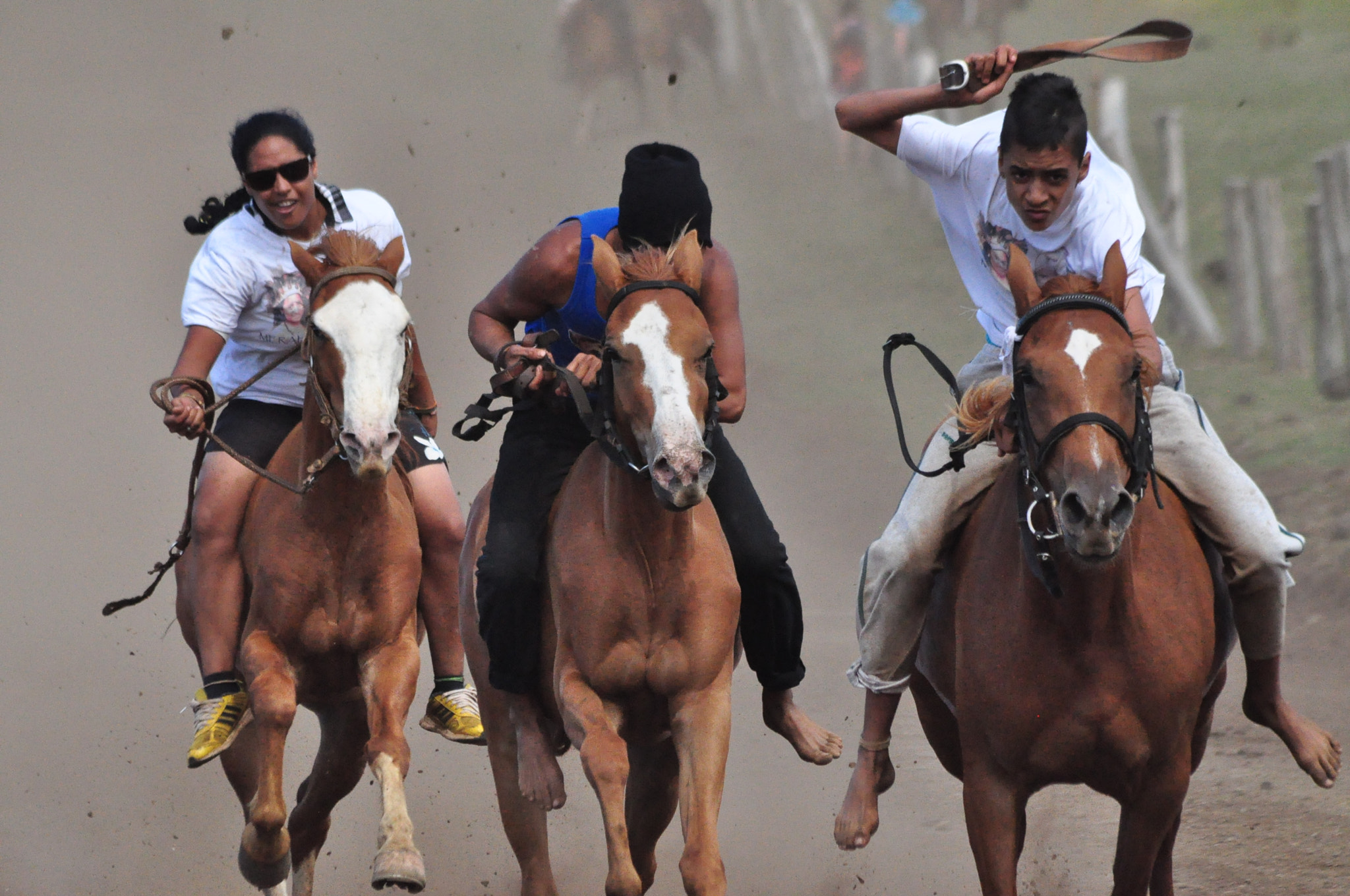 Sigma 70-300mm F4-5.6 APO DG Macro sample photo. The race photography