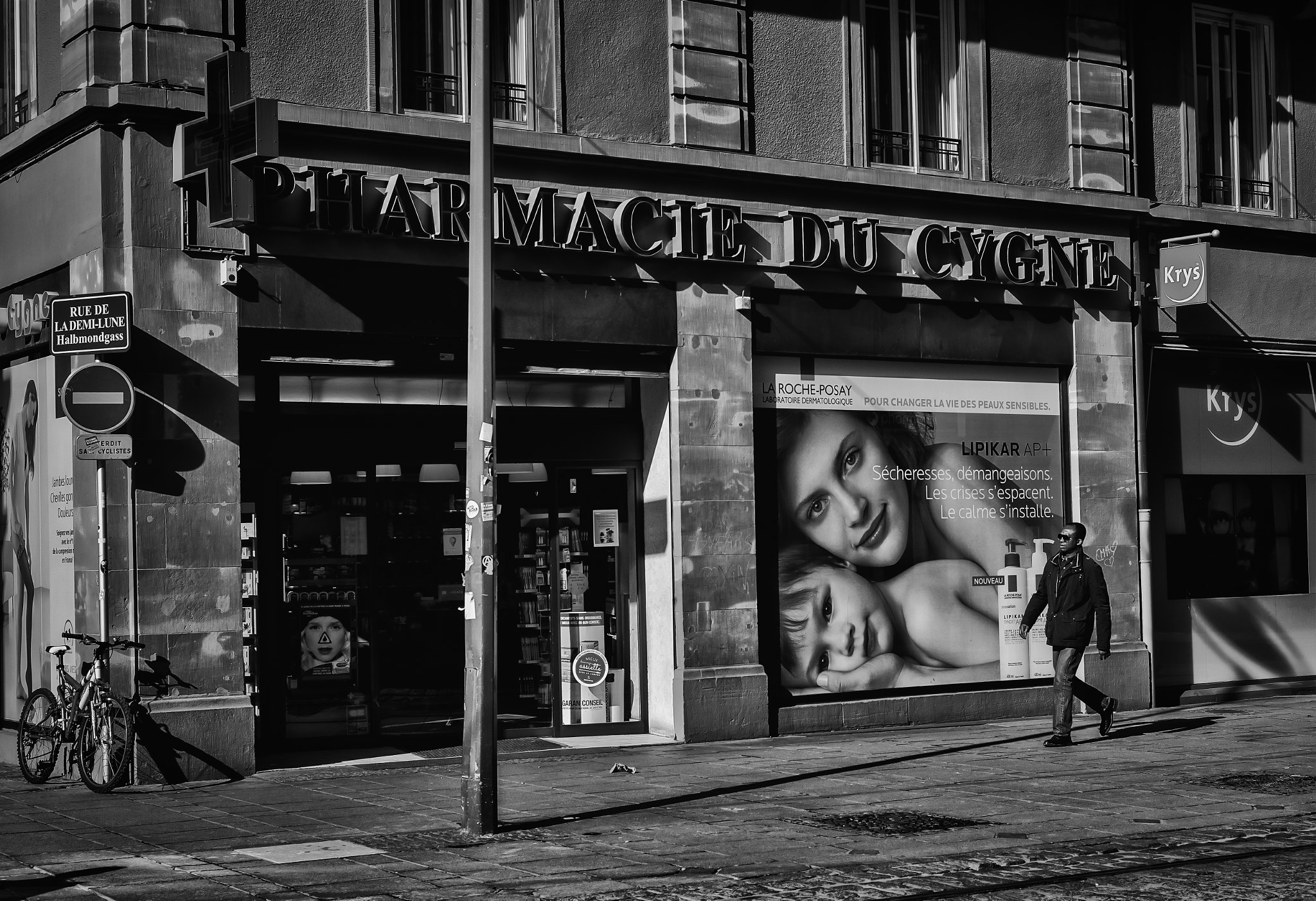 Summicron-M 1:2/50 sample photo. City and people photography