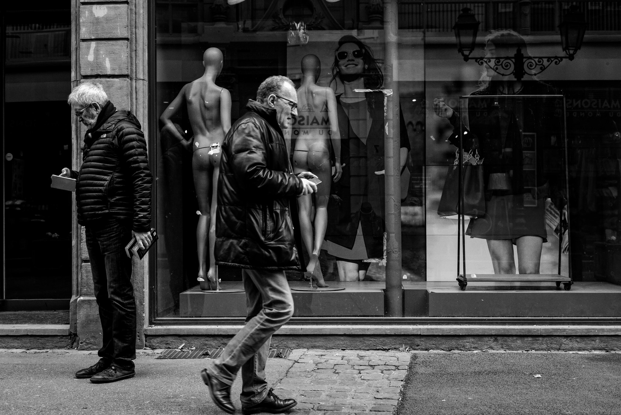Summicron-M 1:2/50 sample photo. City and people photography