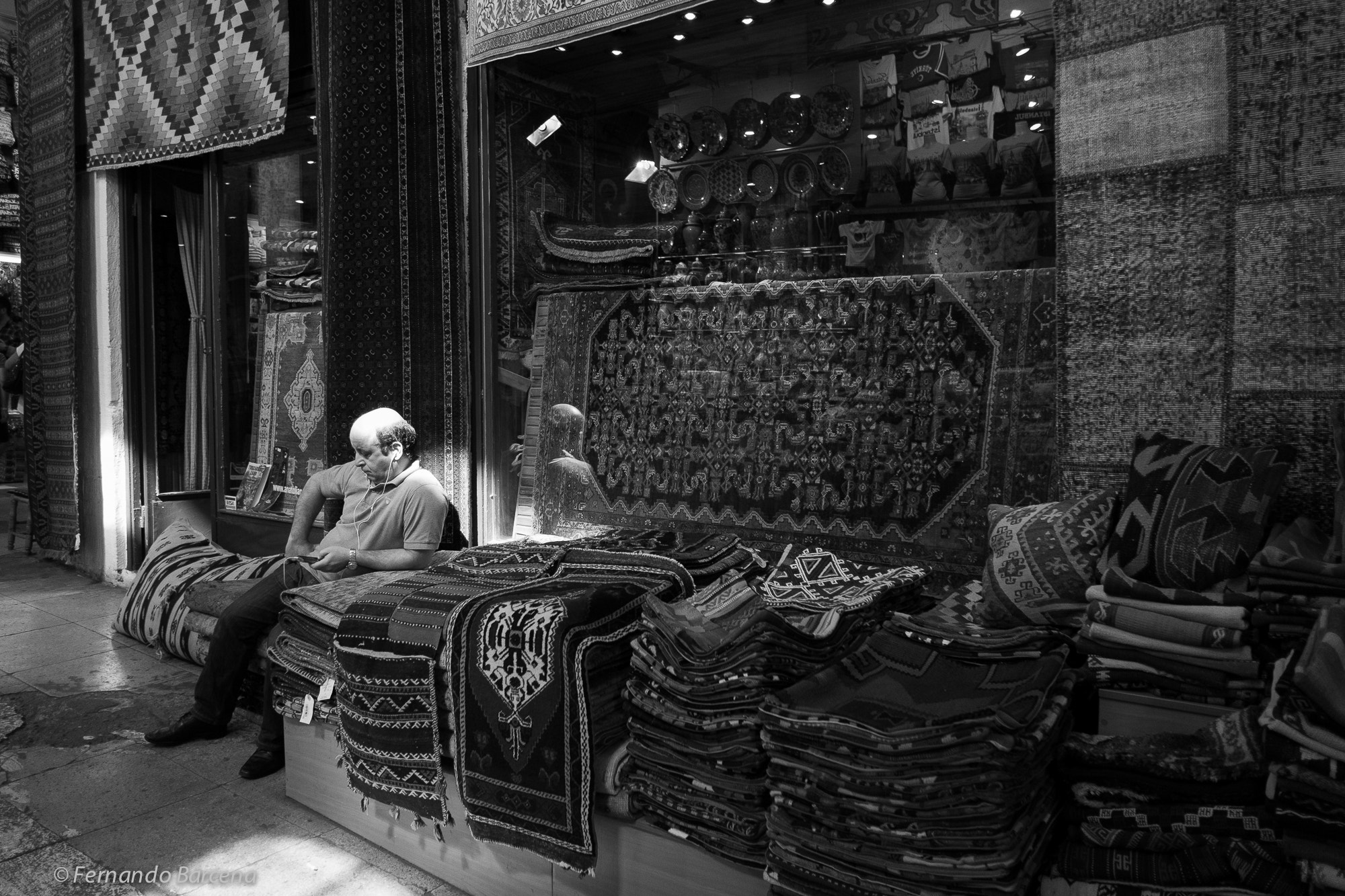 Fujifilm X-Pro1 + Fujifilm XF 18mm F2 R sample photo. Carpet seller. istanbul. sep2014. photography