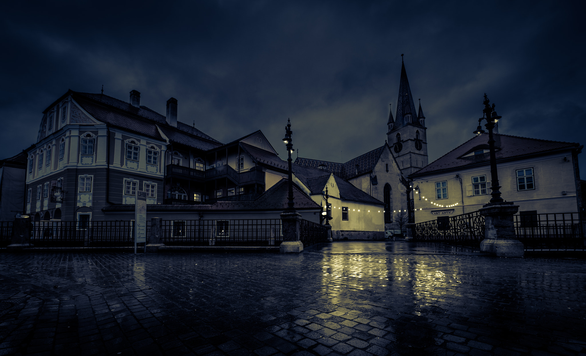 Olympus M.Zuiko Digital ED 7-14mm F2.8 PRO sample photo. Sibiu by night photography