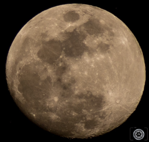 Nikon D5200 + Tamron SP 70-300mm F4-5.6 Di VC USD sample photo. Moon photography