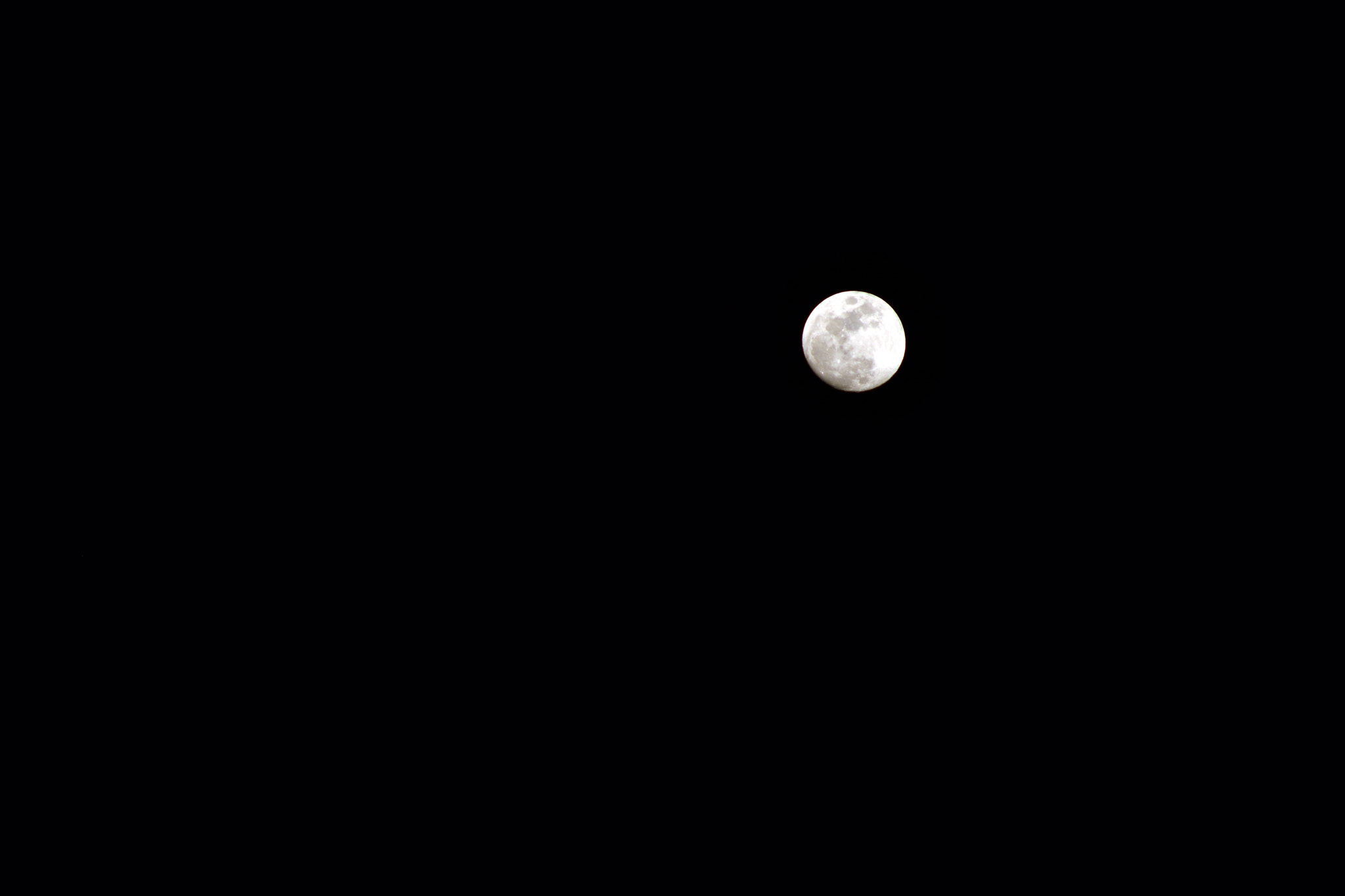 AF Zoom-Nikkor 28-100mm f/3.5-5.6G sample photo. A clear moon photography