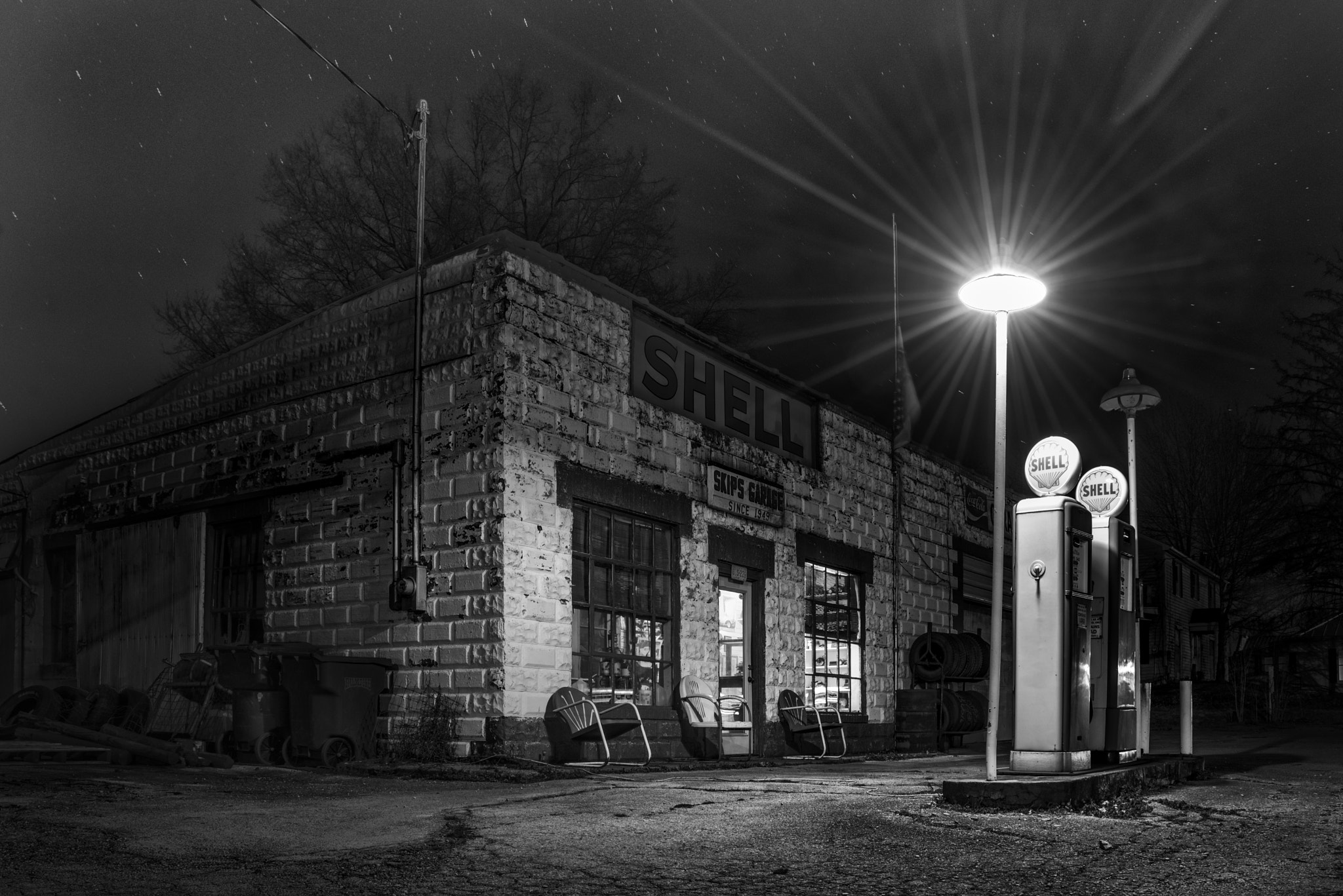 AF Zoom-Nikkor 28-80mm f/3.5-5.6D sample photo. The old shell station photography