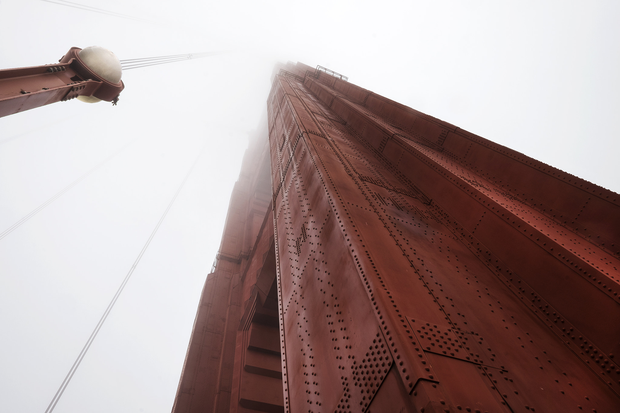 Fujifilm X-E2 + Fujifilm XF 14mm F2.8 R sample photo. One light and tower on the golden gate photography