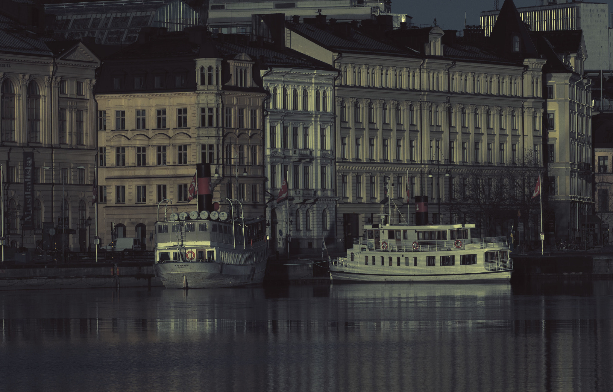 Olympus OM-D E-M1 Mark II + Olympus M.Zuiko Digital ED 40-150mm F2.8 Pro sample photo. Old motorships in the city photography