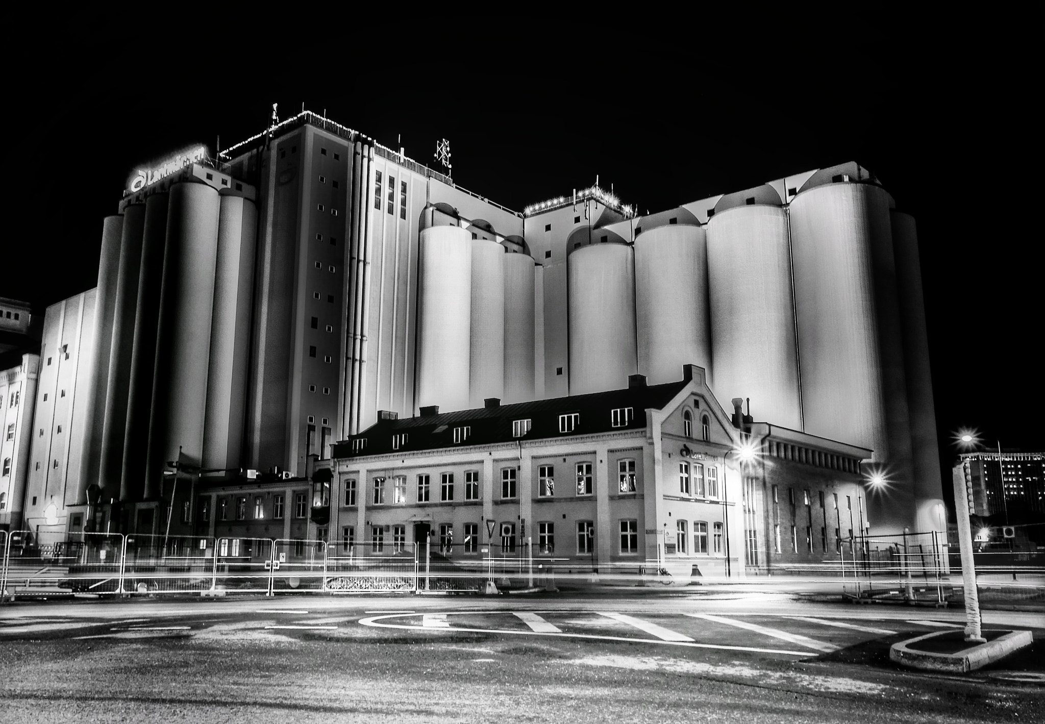 Panasonic Lumix G X Vario 12-35mm F2.8 ASPH Power OIS sample photo. Old silos photography