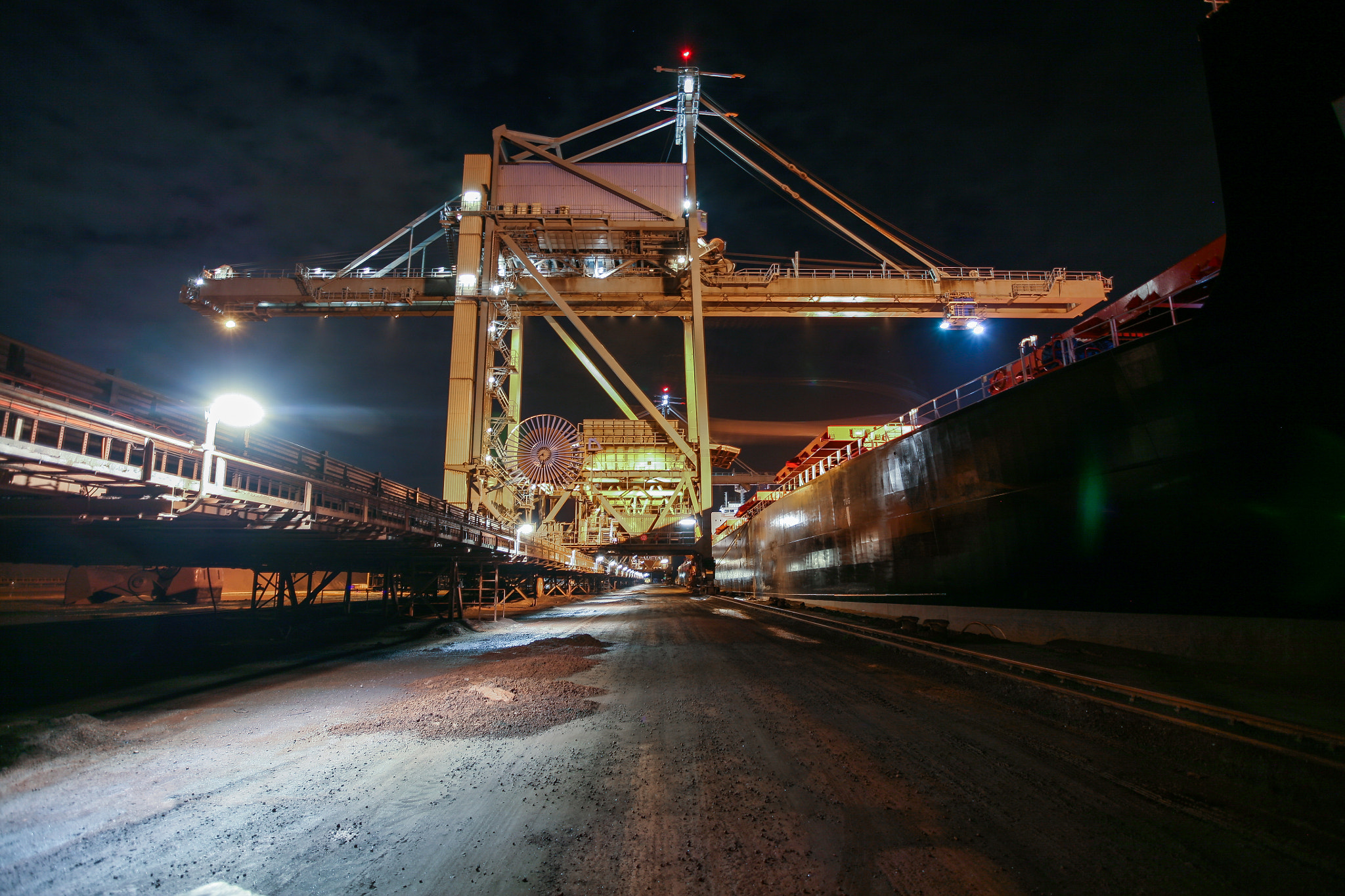 Canon EOS 5D + Canon EF 17-40mm F4L USM sample photo. Un-/loading crane iron ore photography