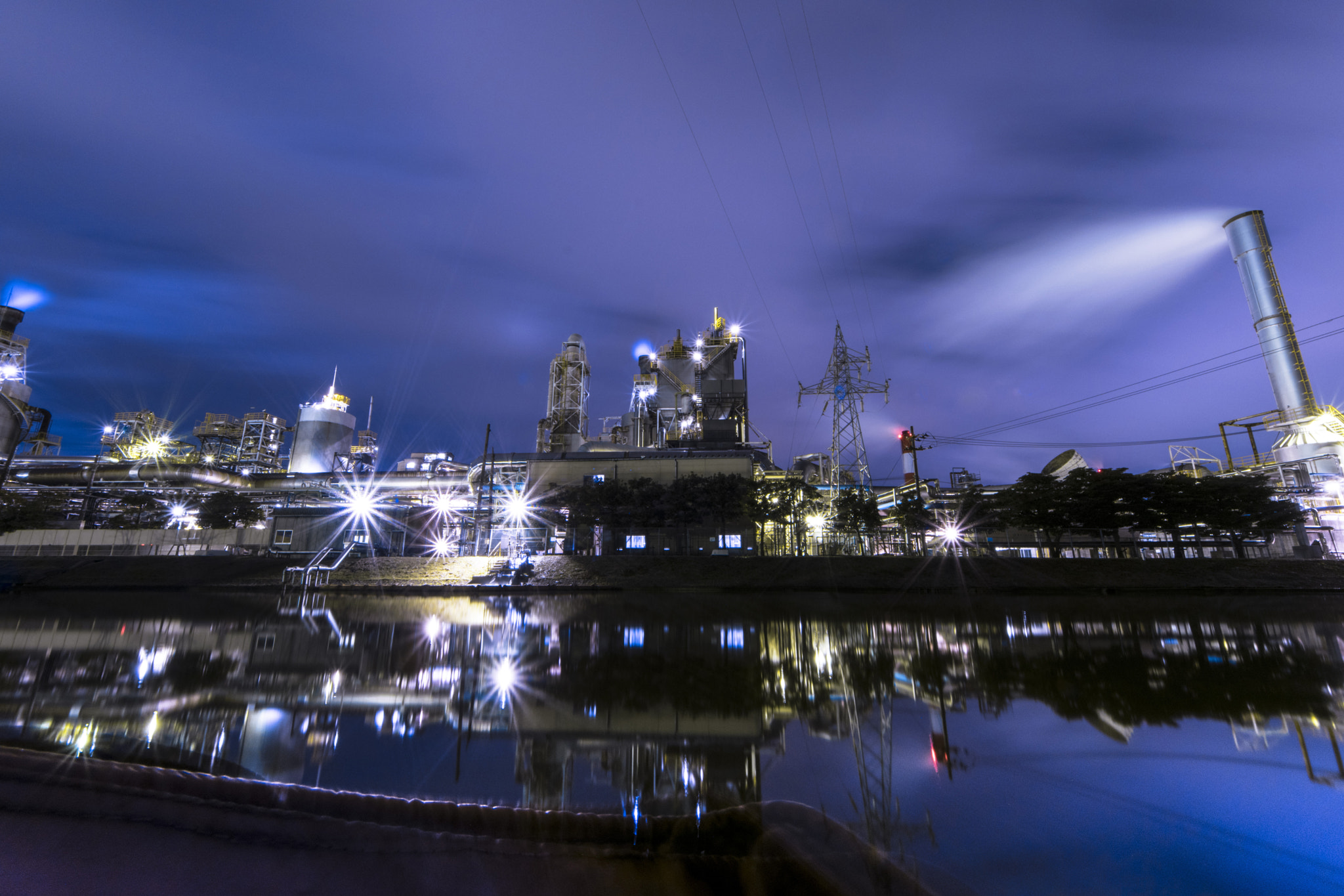 Sigma 8-16mm F4.5-5.6 DC HSM sample photo. Factory nightscape photography