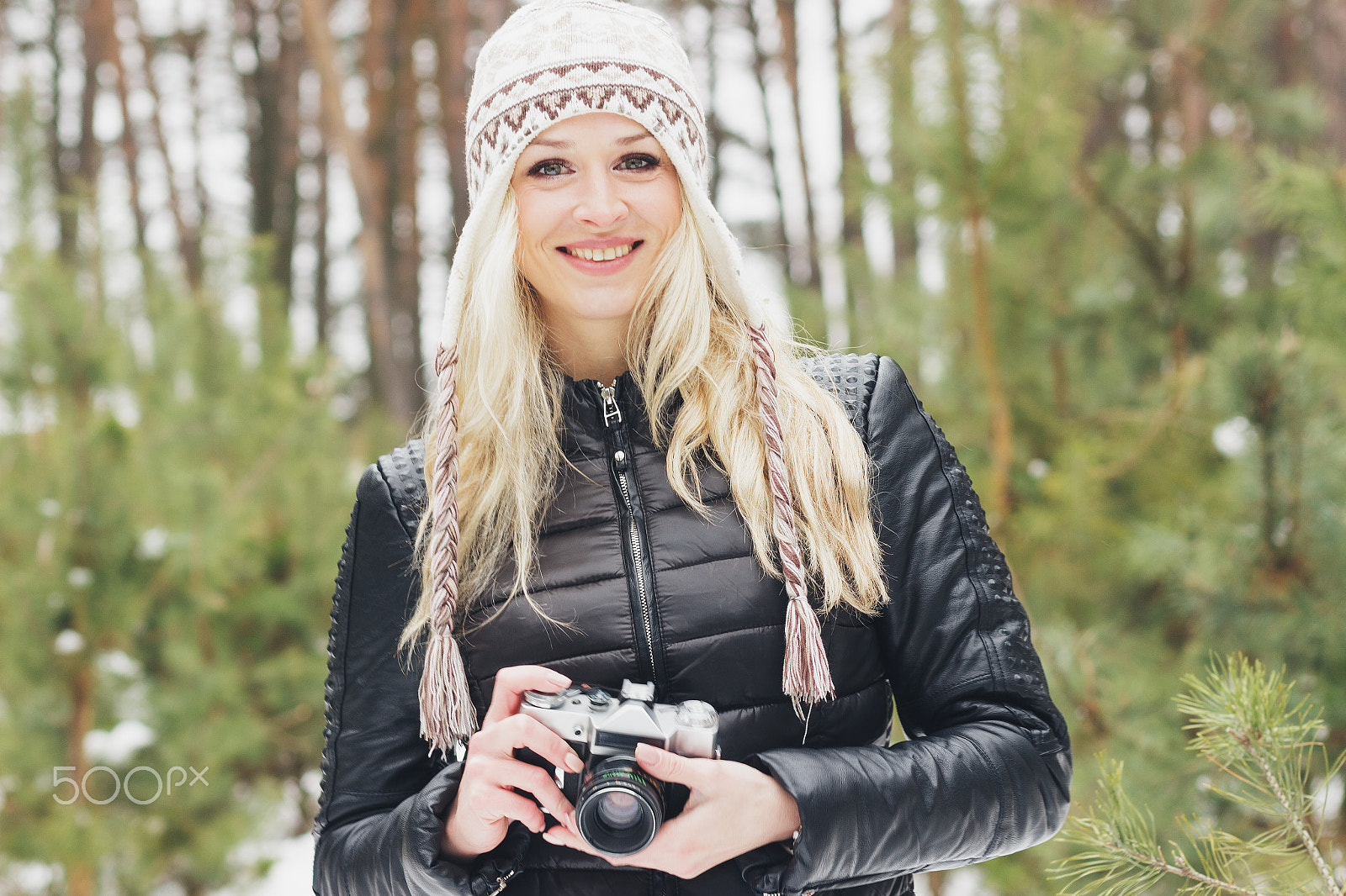 Canon EOS 600D (Rebel EOS T3i / EOS Kiss X5) + Canon EF 85mm F1.8 USM sample photo. Young attractive blonde woman with an old camera photography