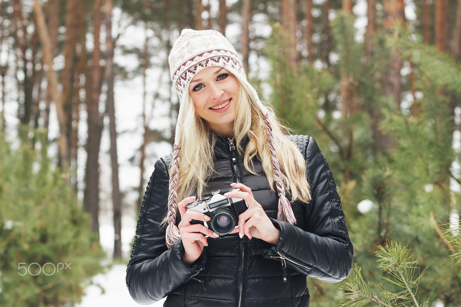 Canon EOS 600D (Rebel EOS T3i / EOS Kiss X5) + Canon EF 85mm F1.8 USM sample photo. Young attractive blonde woman with an old camera photography