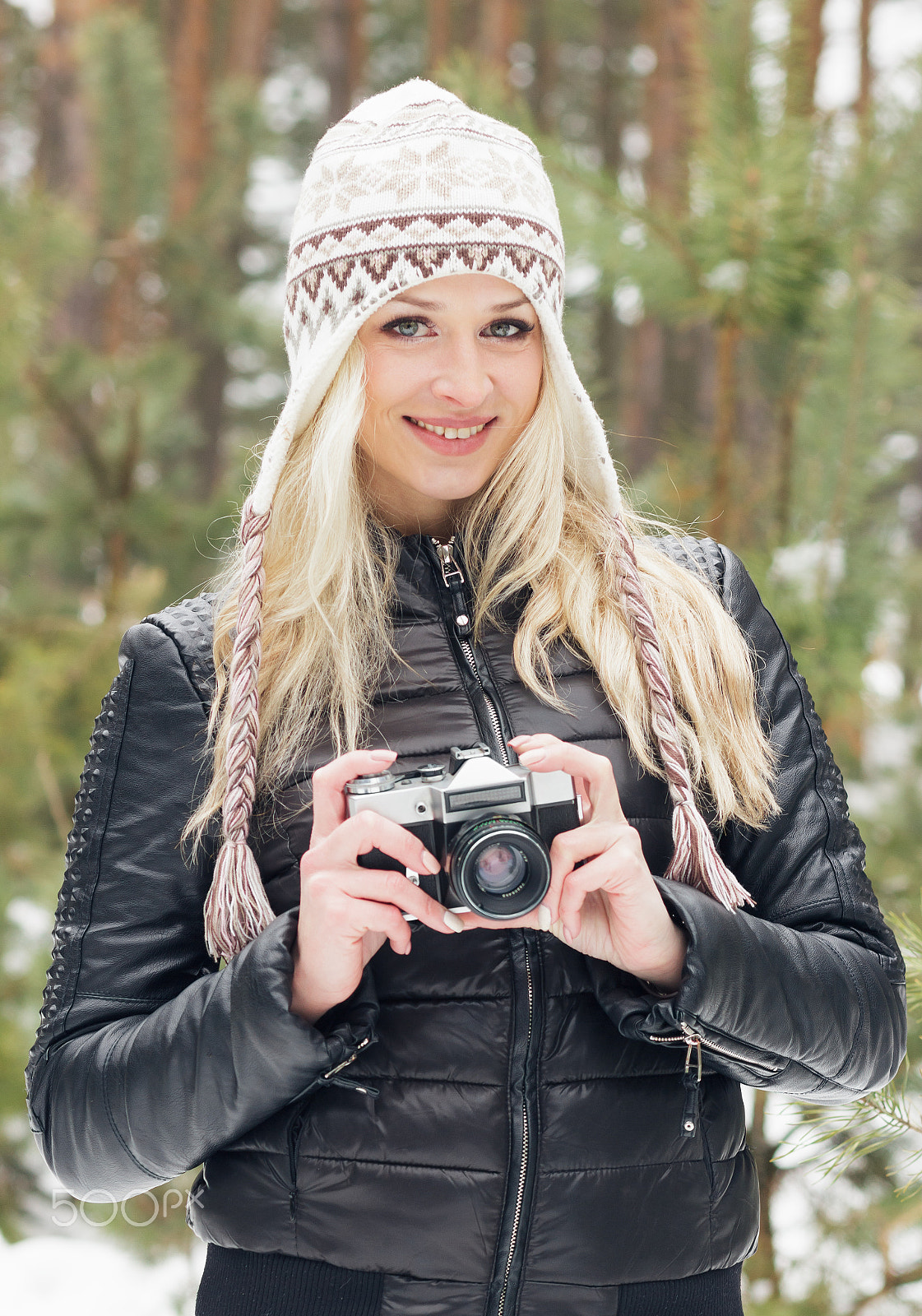 Canon EOS 600D (Rebel EOS T3i / EOS Kiss X5) + Canon EF 85mm F1.8 USM sample photo. Young attractive blonde woman with an old camera photography