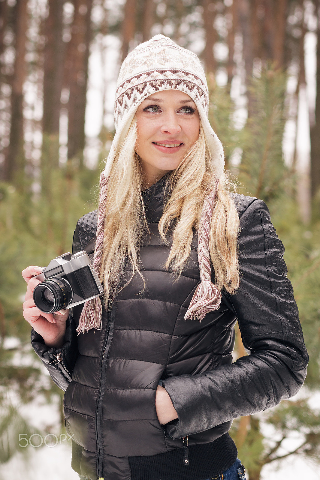 Canon EOS 600D (Rebel EOS T3i / EOS Kiss X5) + Canon EF 85mm F1.8 USM sample photo. Young attractive blonde woman with an old camera photography
