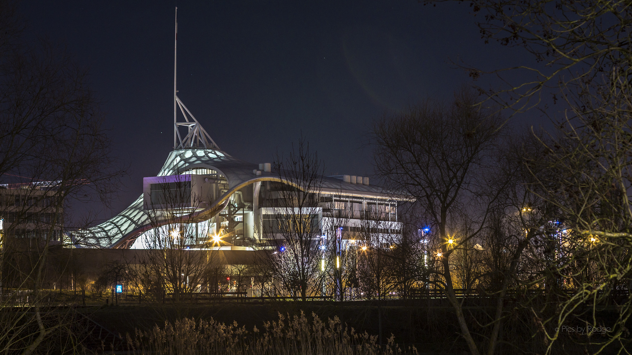 Canon EOS 700D (EOS Rebel T5i / EOS Kiss X7i) + Canon EF 50mm F1.4 USM sample photo. Et de la terre surgit alors un centre culturel ... photography