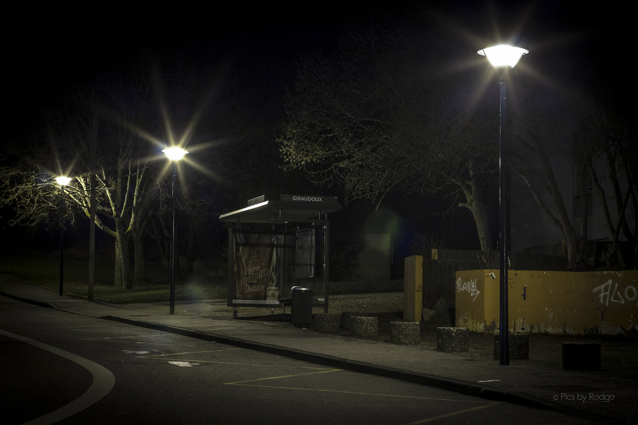 Canon EOS 700D (EOS Rebel T5i / EOS Kiss X7i) + Canon EF 50mm F1.4 USM sample photo. Bus stop photography