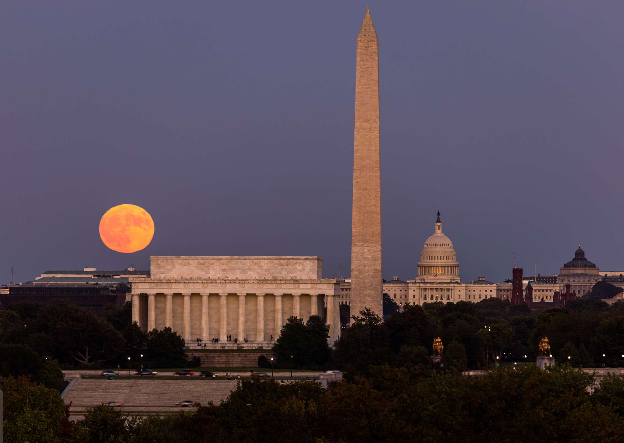 Canon EOS 5D Mark IV + Canon EF 100-400mm F4.5-5.6L IS USM sample photo. Super moon rising over dc photography