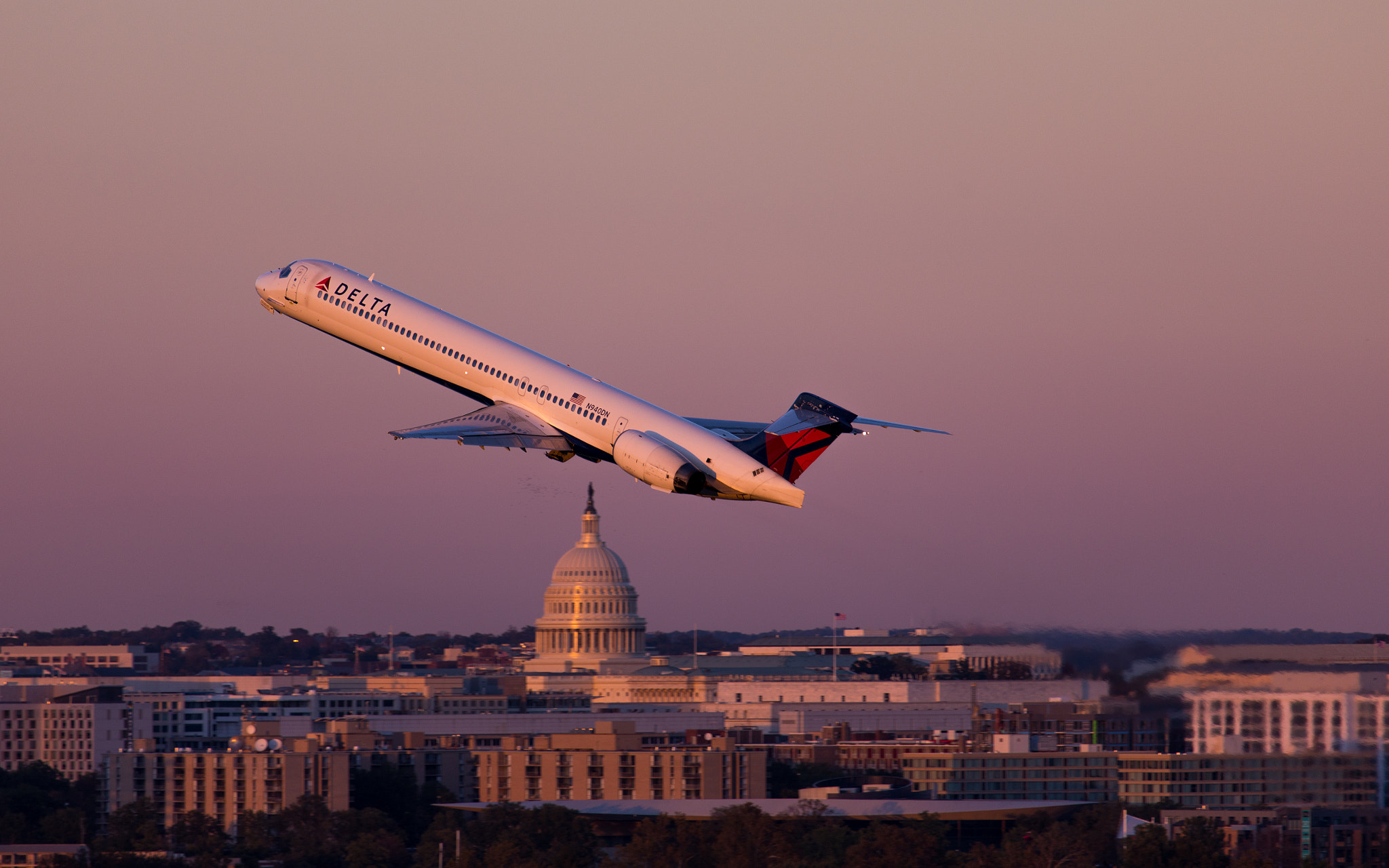 Canon EOS 5D Mark IV + Canon EF 100-400mm F4.5-5.6L IS USM sample photo. Delta sunset departure from dca photography
