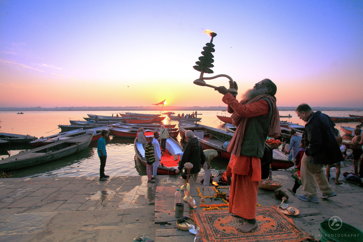 Canon EF 17-40mm F4L USM sample photo. A sadhu performing ganga arthi at varanasi photography