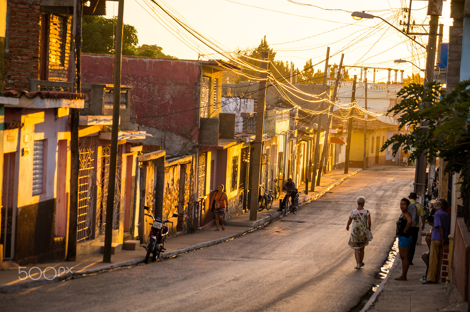 Sony DT 18-135mm F3.5-5.6 SAM sample photo. Cuban streetscene in afternoon light photography