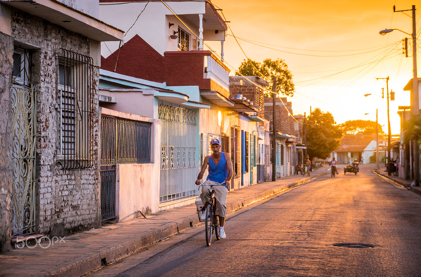 Sony SLT-A37 sample photo. Man on bicycle in cuban street photography