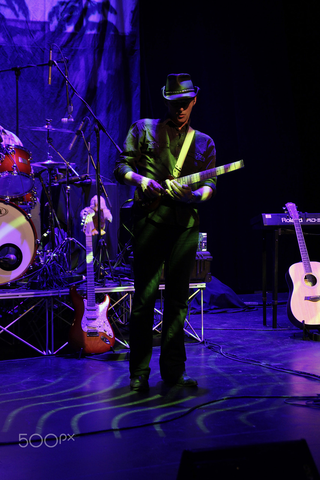 Canon EOS 550D (EOS Rebel T2i / EOS Kiss X4) sample photo. Slide guitar player, photography