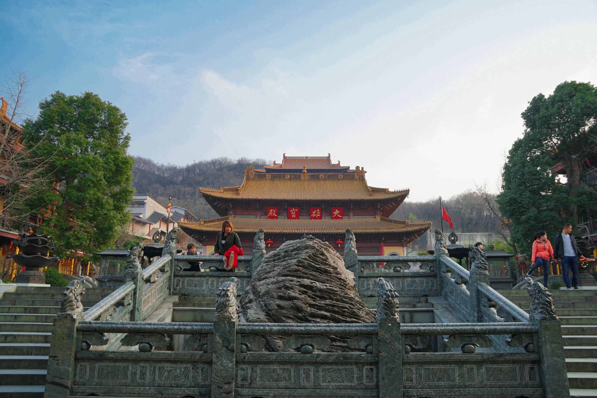 Sony a6300 + Sony Vario-Tessar T* E 16-70mm F4 ZA OSS sample photo. Temple photography
