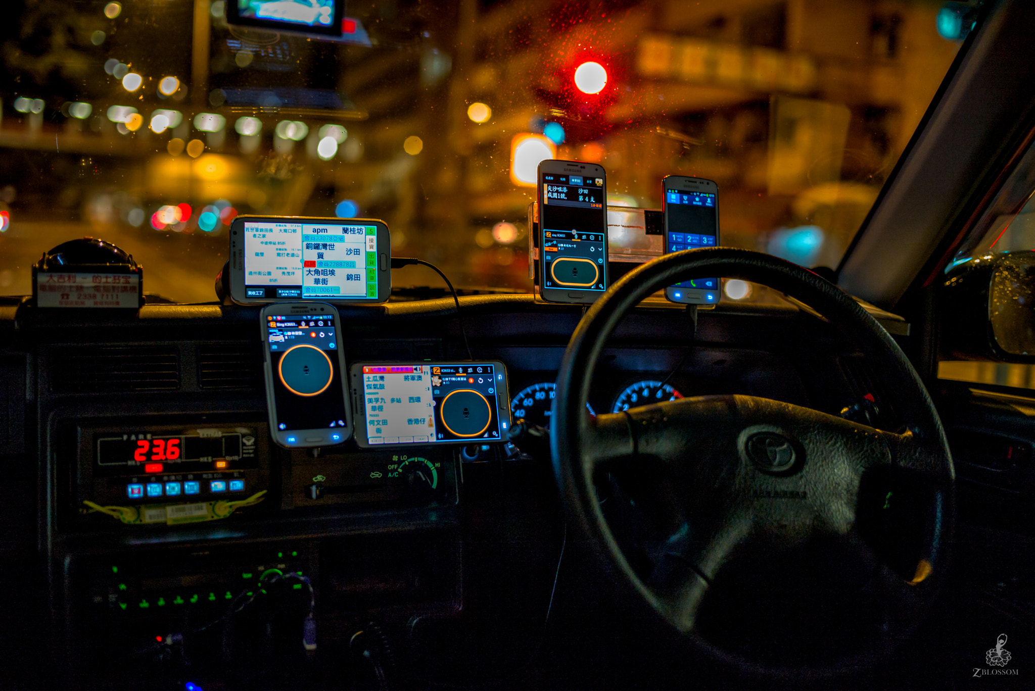 Leica Summilux-M 35mm F1.4 ASPH sample photo. Taxi with modern technology photography
