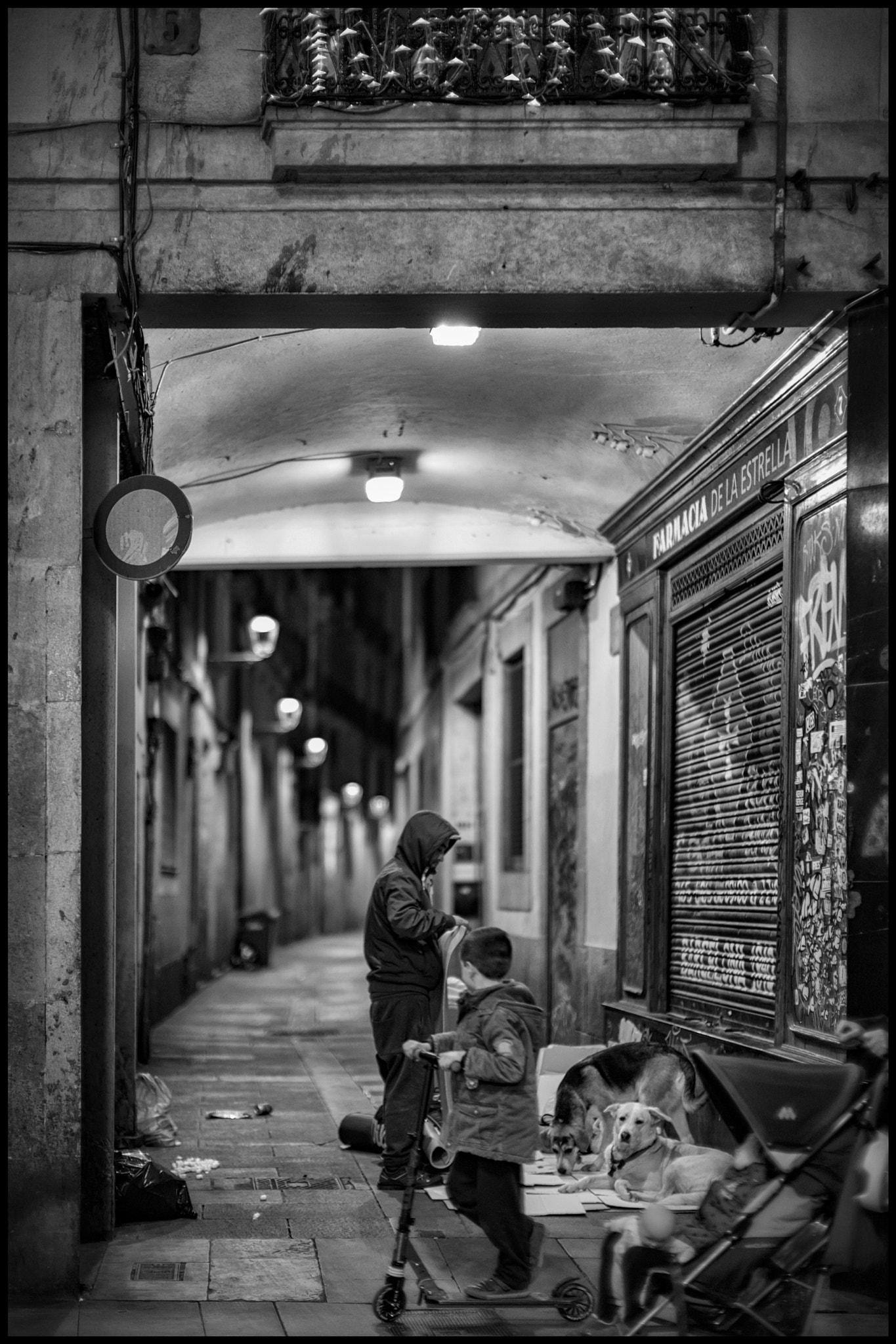 Leica Noctilux-M 50mm F0.95 ASPH sample photo. A careful look to the homeless ..... photography