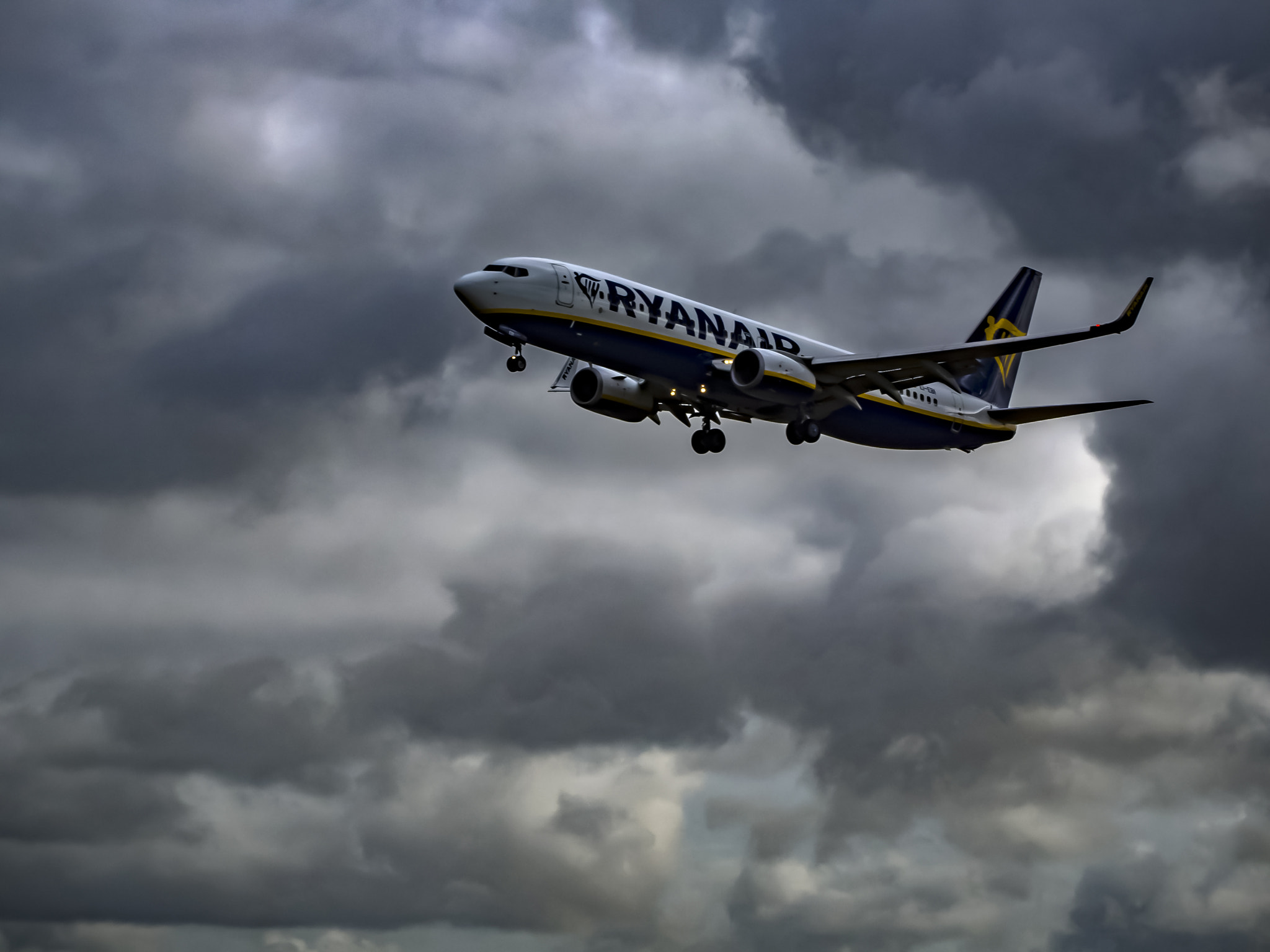 Panasonic Lumix G Vario 45-200mm F4-5.6 OIS sample photo. Ryanair 737 photography