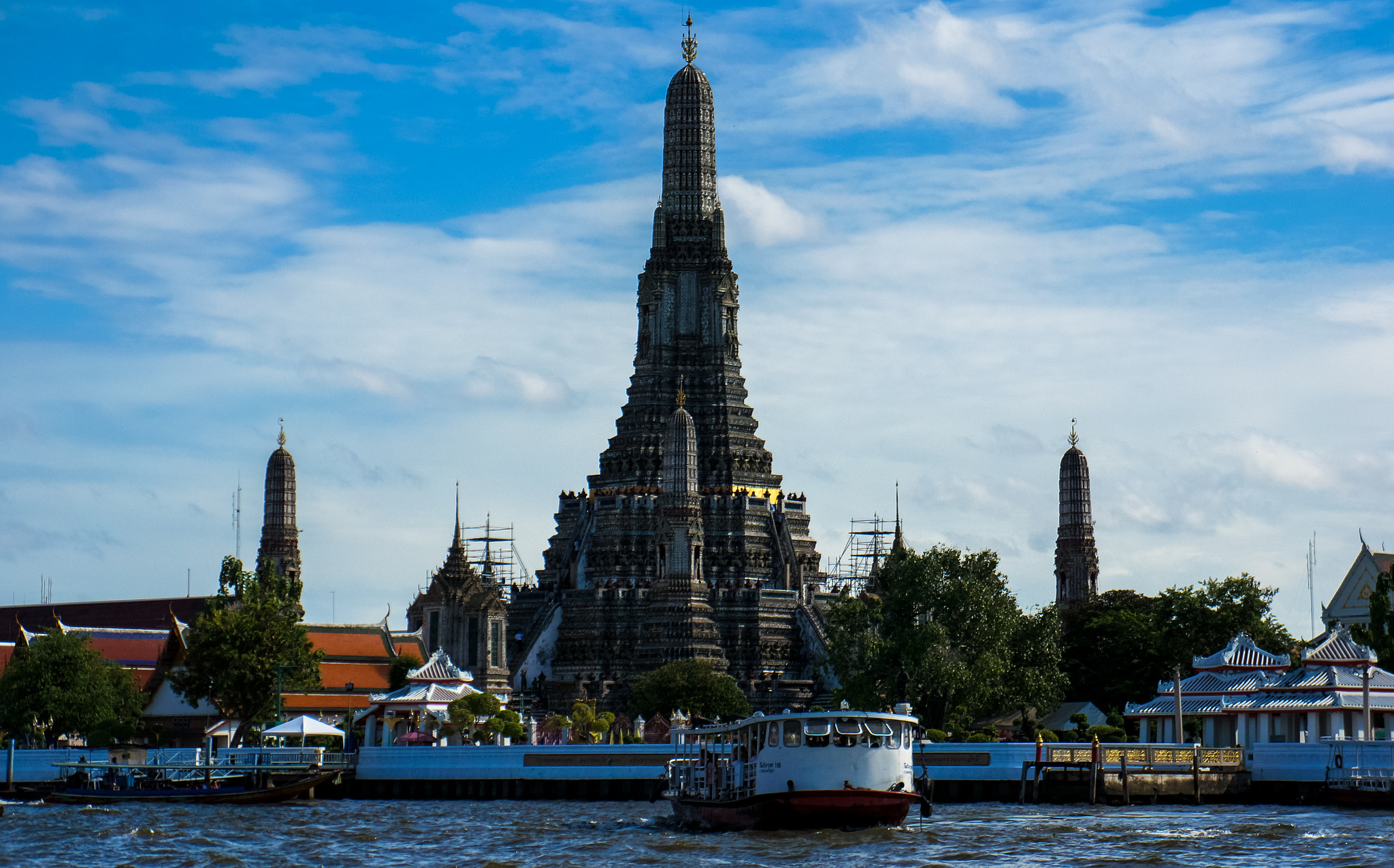 Sony Alpha NEX-5R + Sony E 18-55mm F3.5-5.6 OSS sample photo. Temple of dawn photography