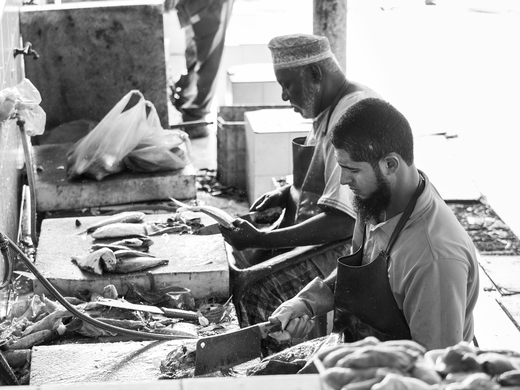 Olympus OM-D E-M5 II + Olympus M.Zuiko Digital ED 40-150mm F2.8 Pro sample photo. Muscat fish market photography