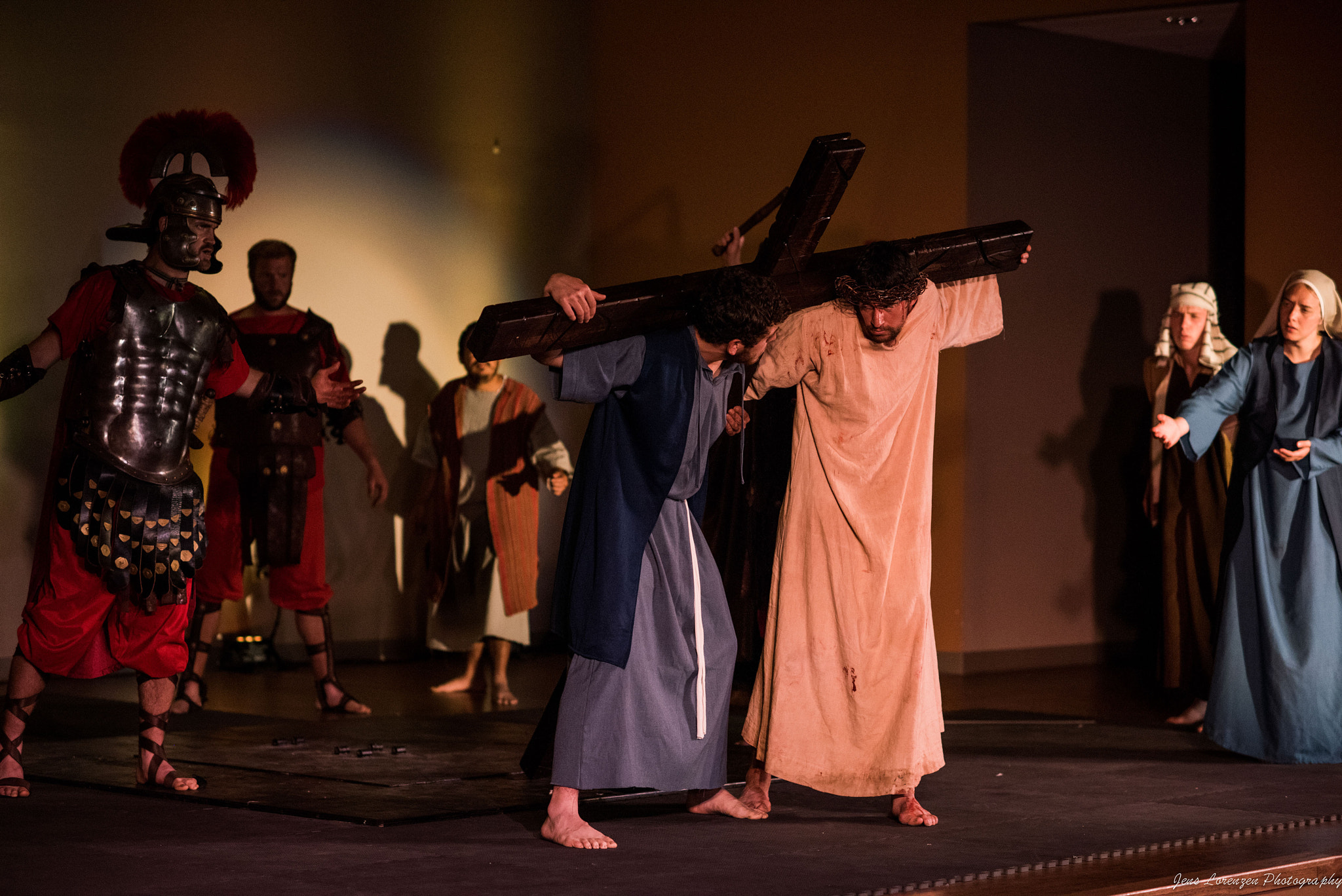 Nikon AF-S Nikkor 85mm F1.4G sample photo. Simon of cyrene helps jesus carry the cross photography