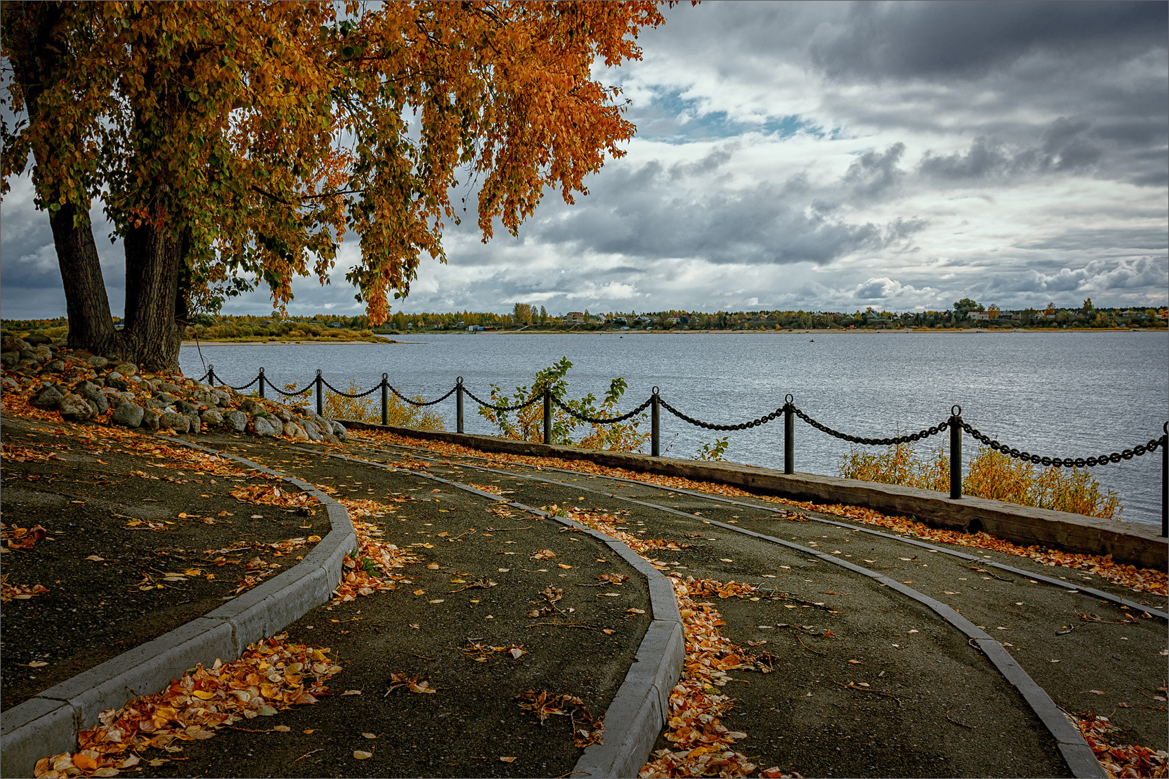 Canon EOS 450D (EOS Rebel XSi / EOS Kiss X2) + Canon EF 24-105mm F4L IS USM sample photo. Autumn, on the waterfront... photography