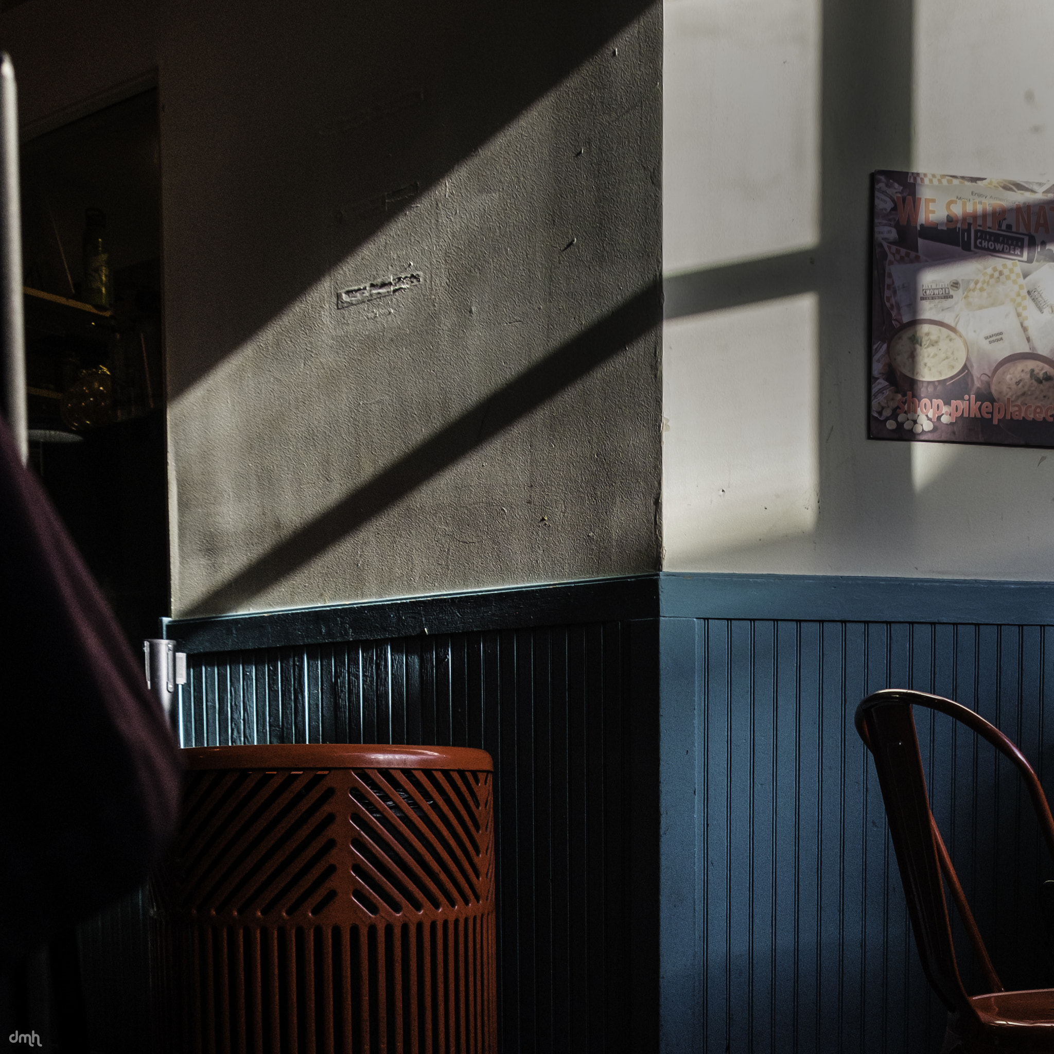 Fujifilm X-T2 + Fujifilm XF 18-135mm F3.5-5.6 R LM OIS WR sample photo. Window wall photography