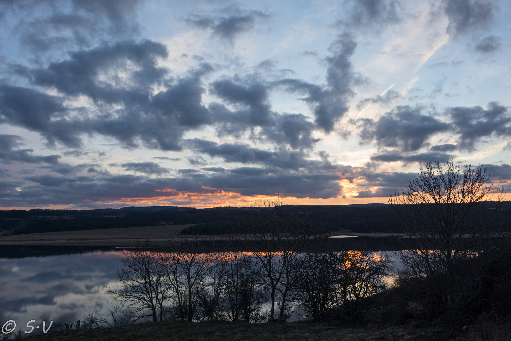 Sony Cyber-shot DSC-RX10 + 24-200mm F2.8 sample photo. Coucher de soleil sur le lac photography