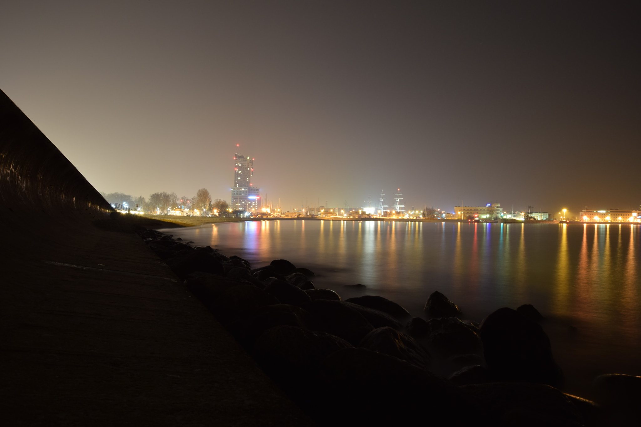 Nikon D5300 + Sigma 10-20mm F3.5 EX DC HSM sample photo. Gdynia at night. view from the beach. photography