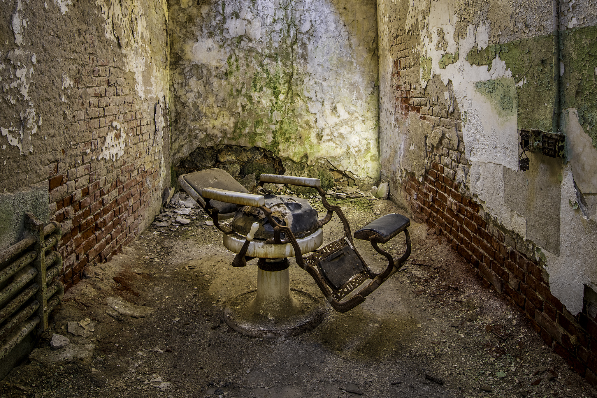 Nikon D800 + Nikon AF-S Nikkor 18-35mm F3.5-4.5G ED sample photo. White barber chair, eastern state penitentiary photography