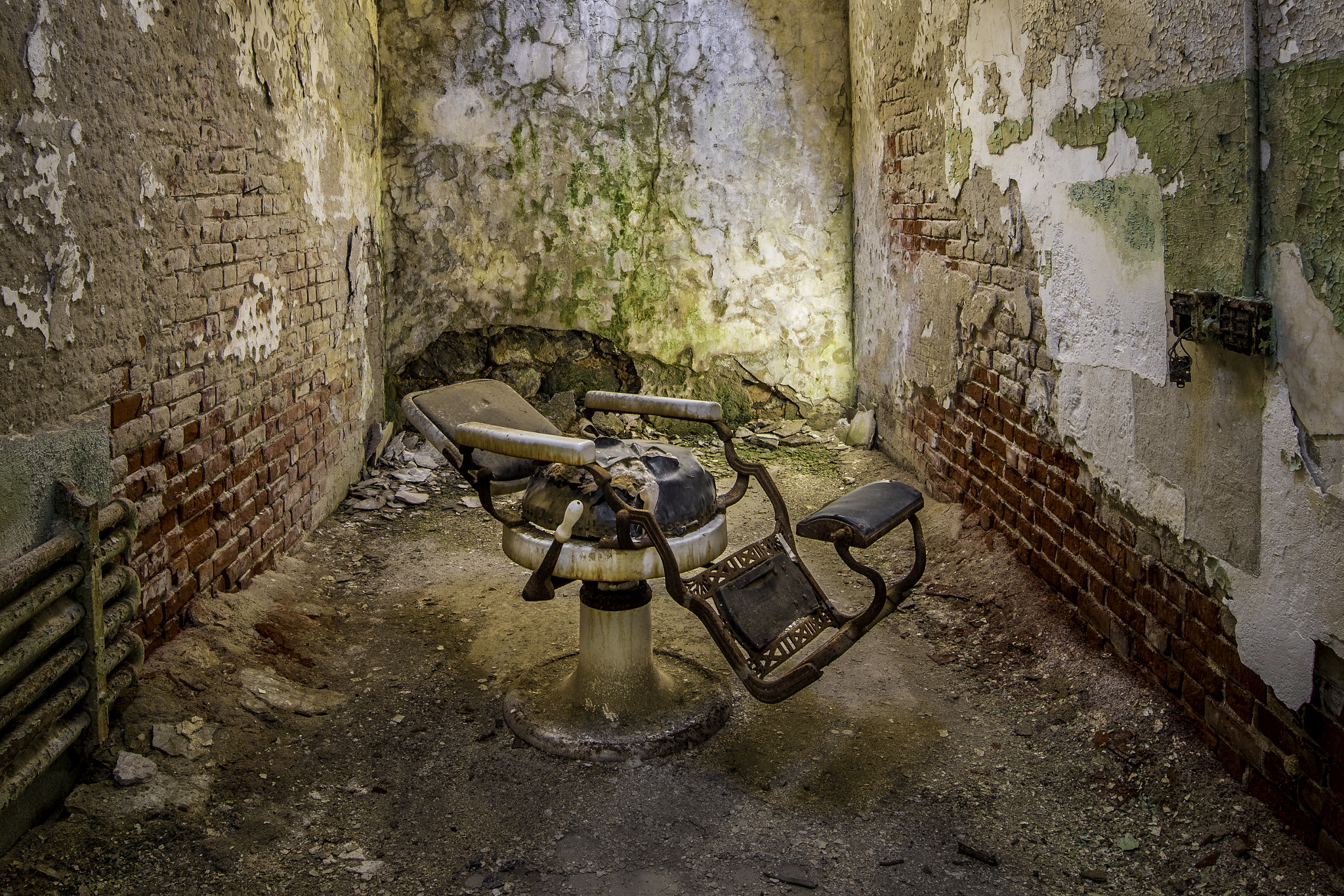 Nikon AF-S Nikkor 18-35mm F3.5-4.5G ED sample photo. White barber chair, eastern state penitentiary photography