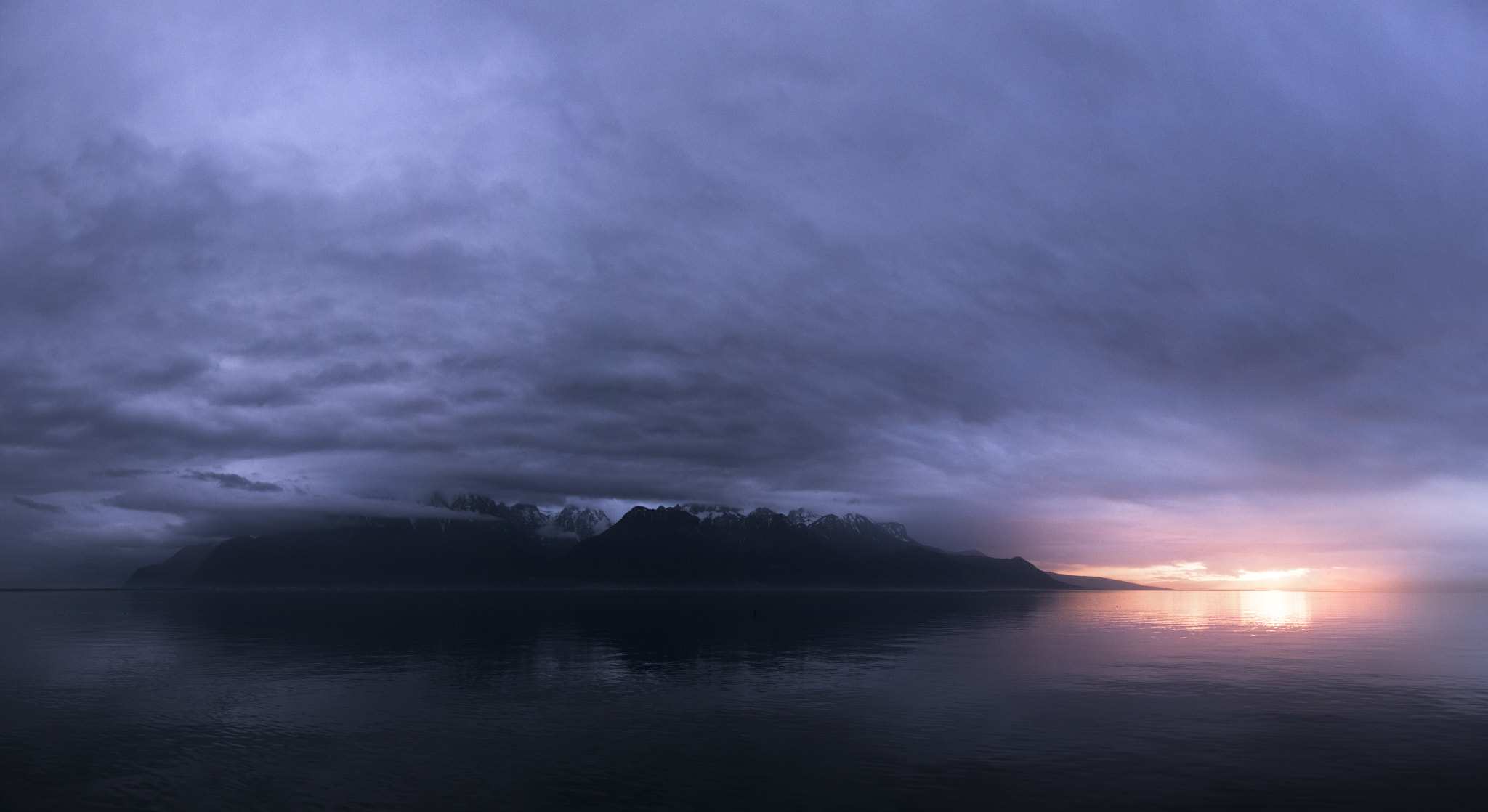Fujifilm X-T2 + Fujifilm XF 18-135mm F3.5-5.6 R LM OIS WR sample photo. Light on the horizon photography