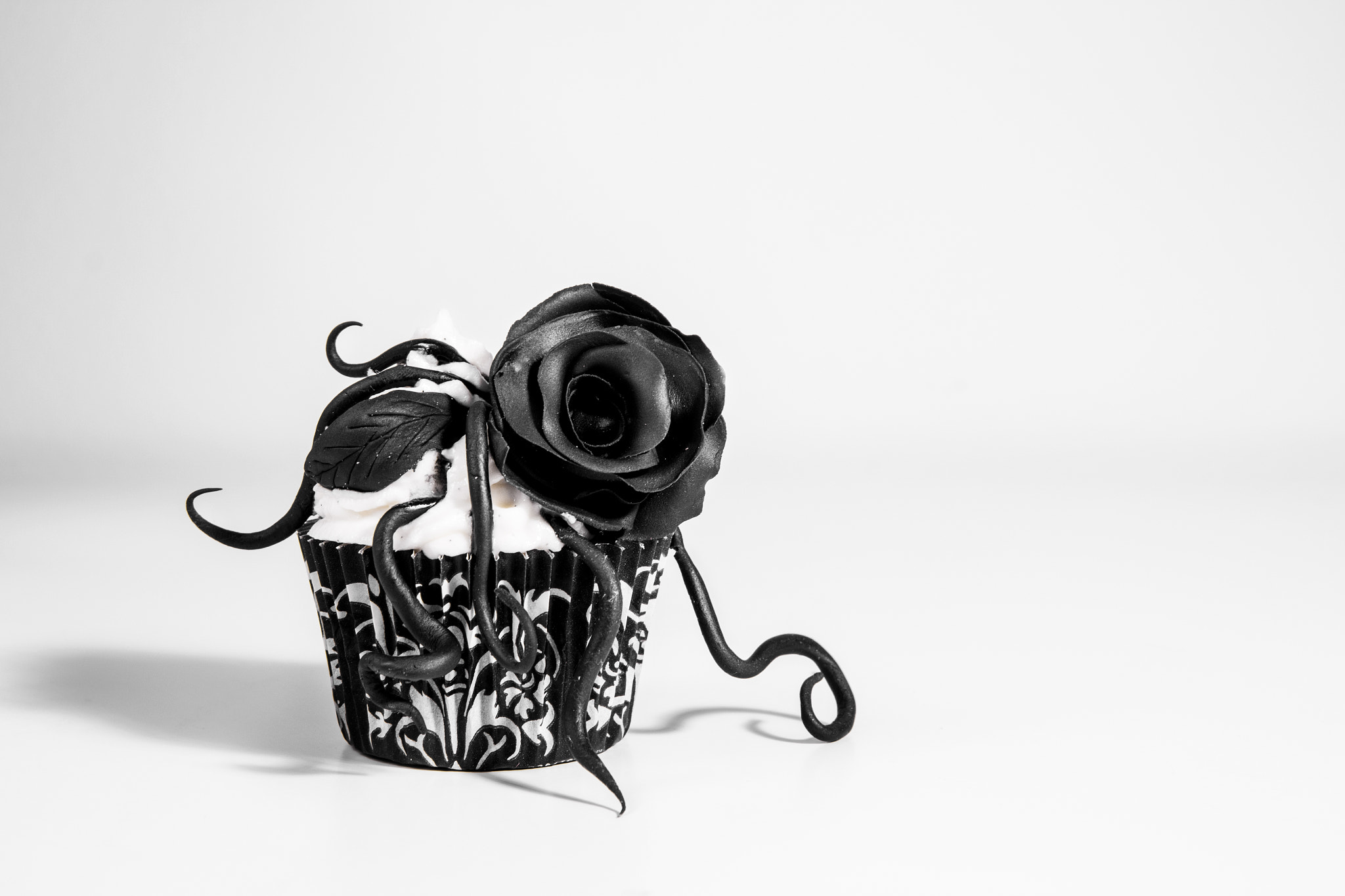 Canon EF-S 17-85mm F4-5.6 IS USM sample photo. Cupcake. black rose. photography