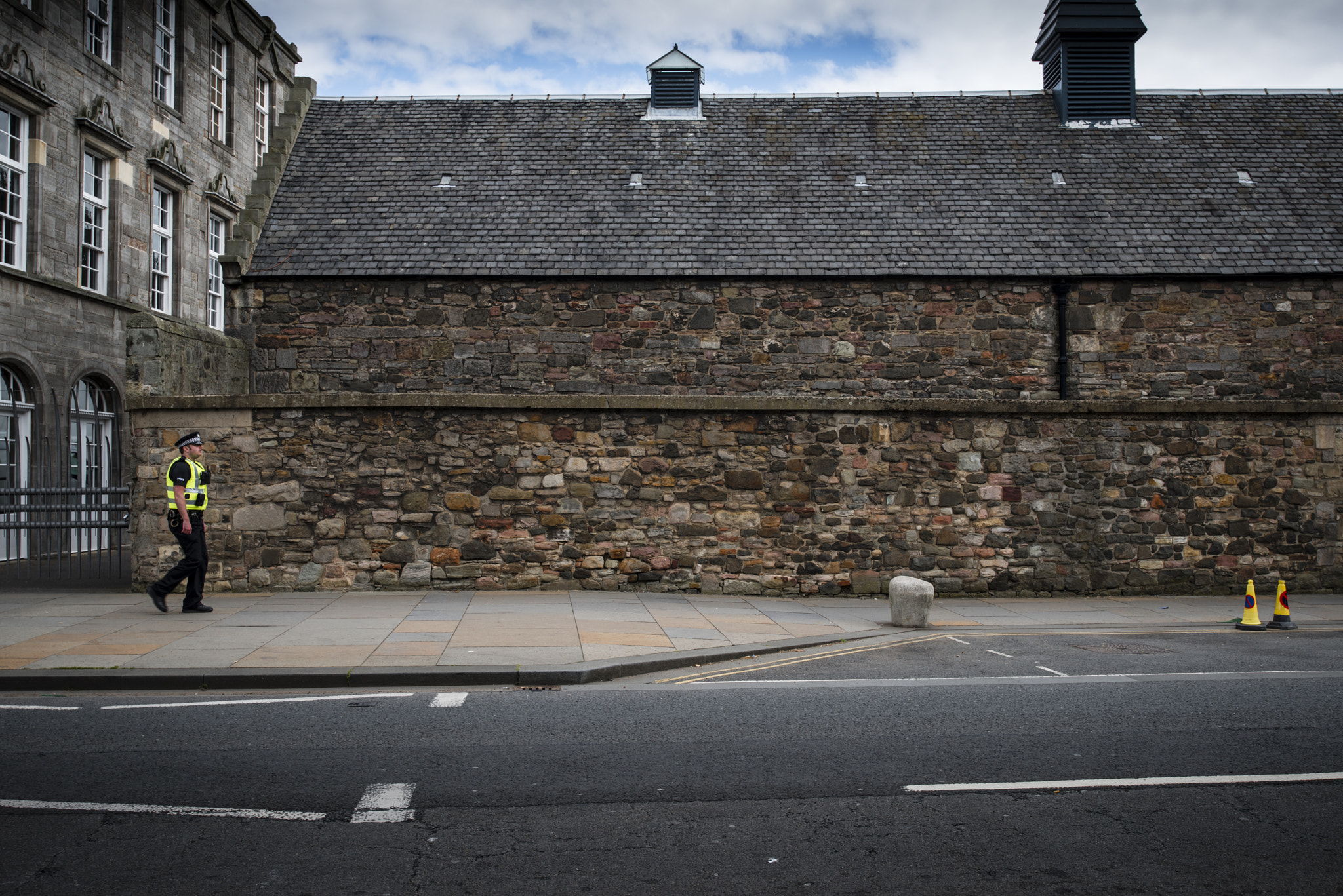 Nikon D800 + Nikon AF-S Nikkor 18-35mm F3.5-4.5G ED sample photo. Police officer, edinburgh, scotland photography