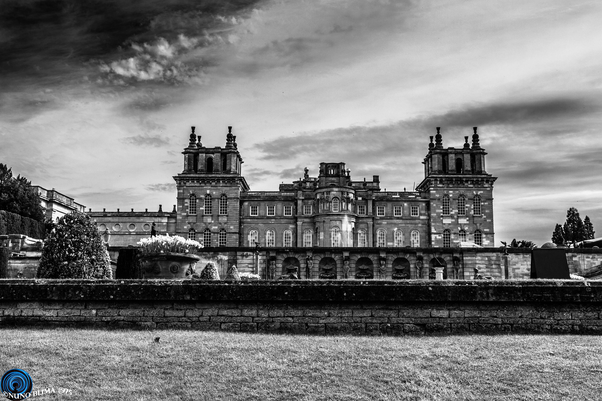 Canon EOS 550D (EOS Rebel T2i / EOS Kiss X4) + Canon EF 24-105mm F4L IS USM sample photo. Blenheim palace facade photography