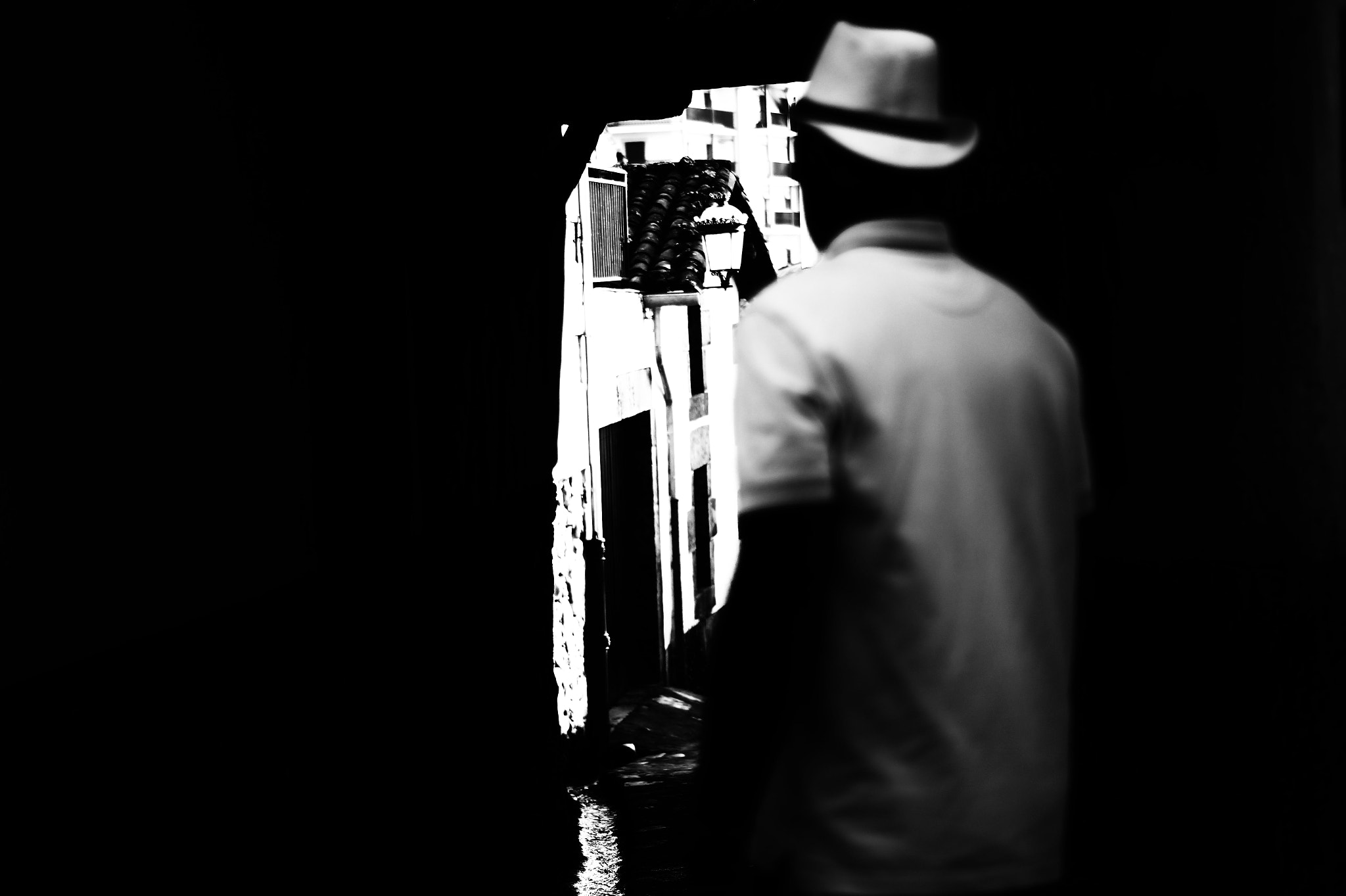 Sony SLT-A58 + Sony DT 50mm F1.8 SAM sample photo. The man in white photography