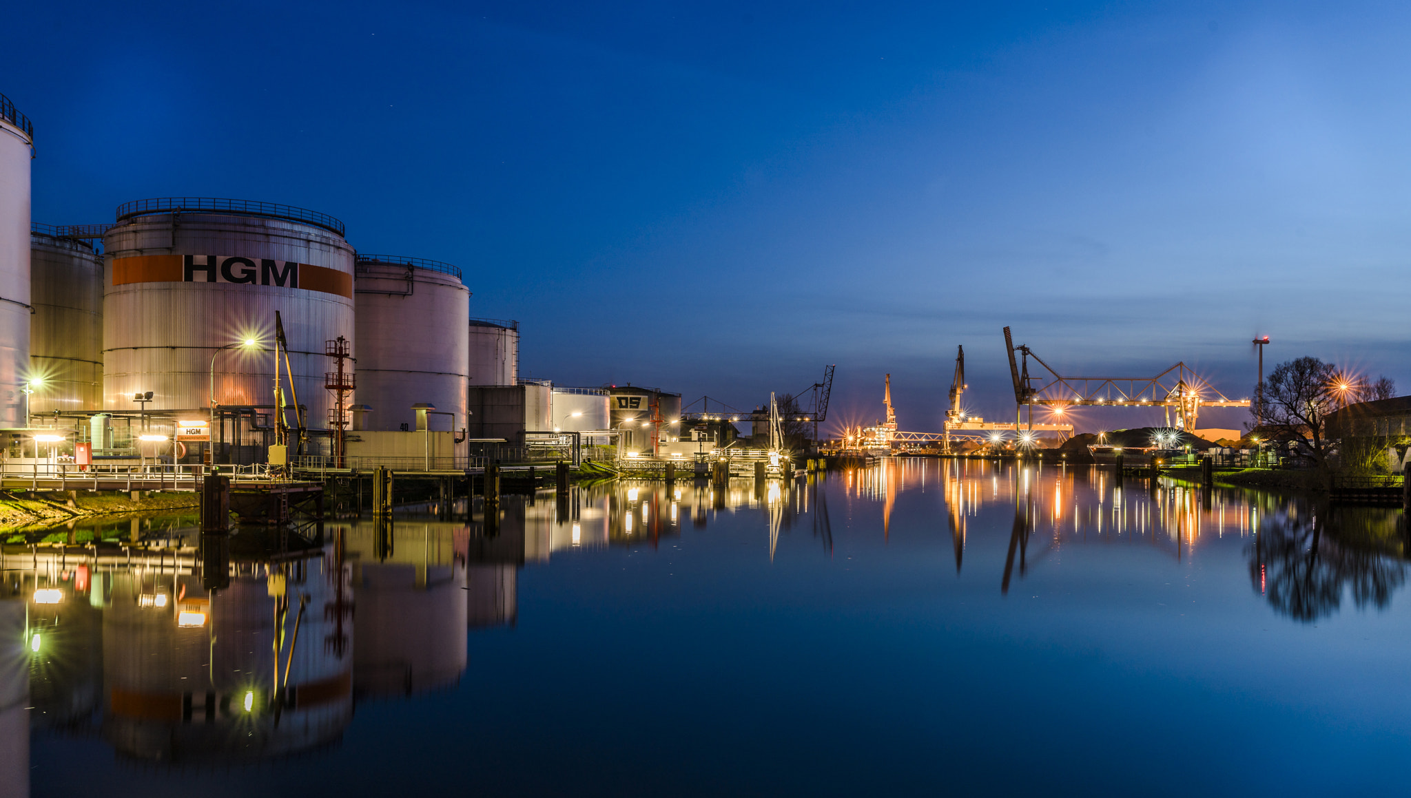 Sony a7R II + Canon EF 300mm f/2.8L sample photo. Ölhafen bremen photography